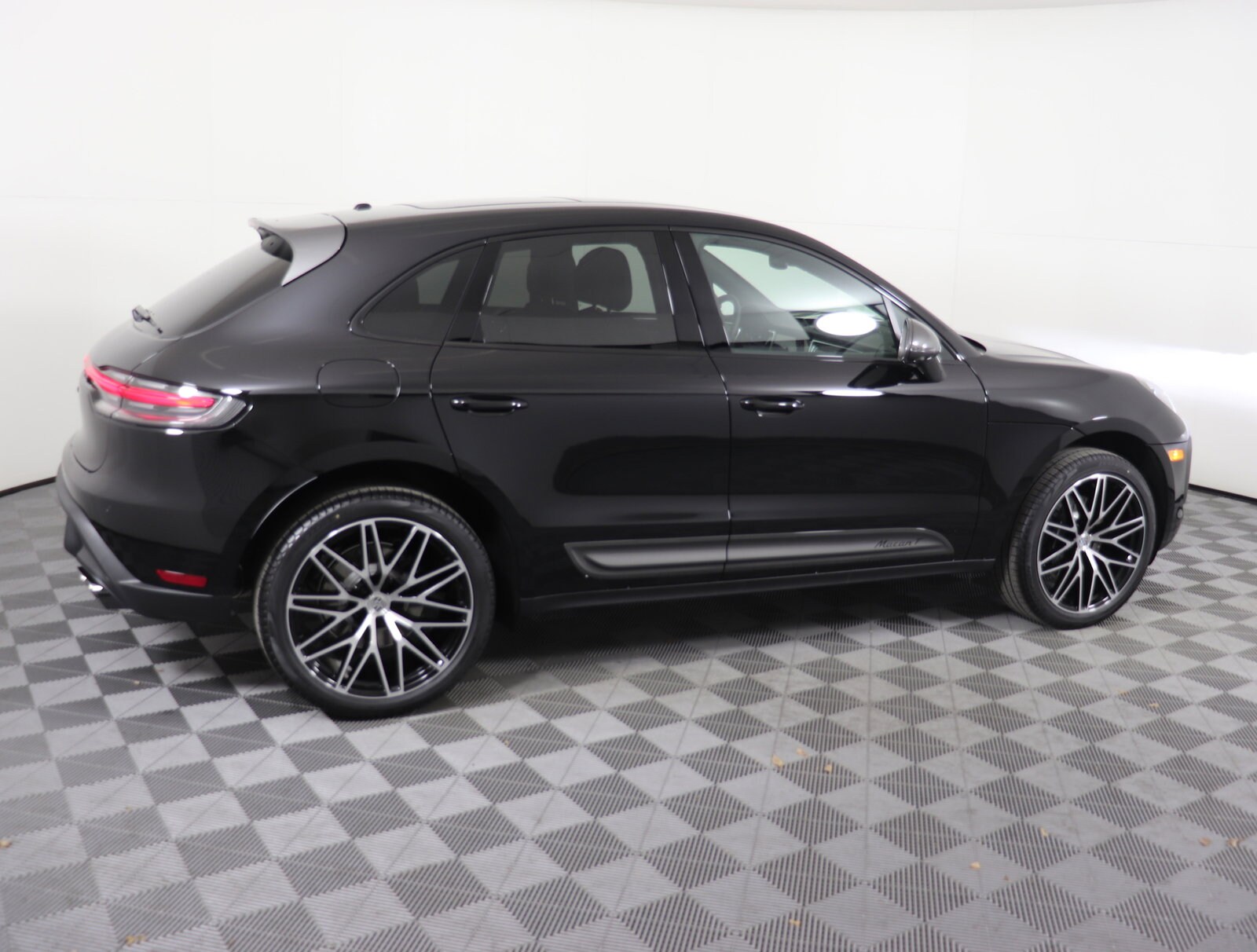 2025 Porsche Macan photo 4