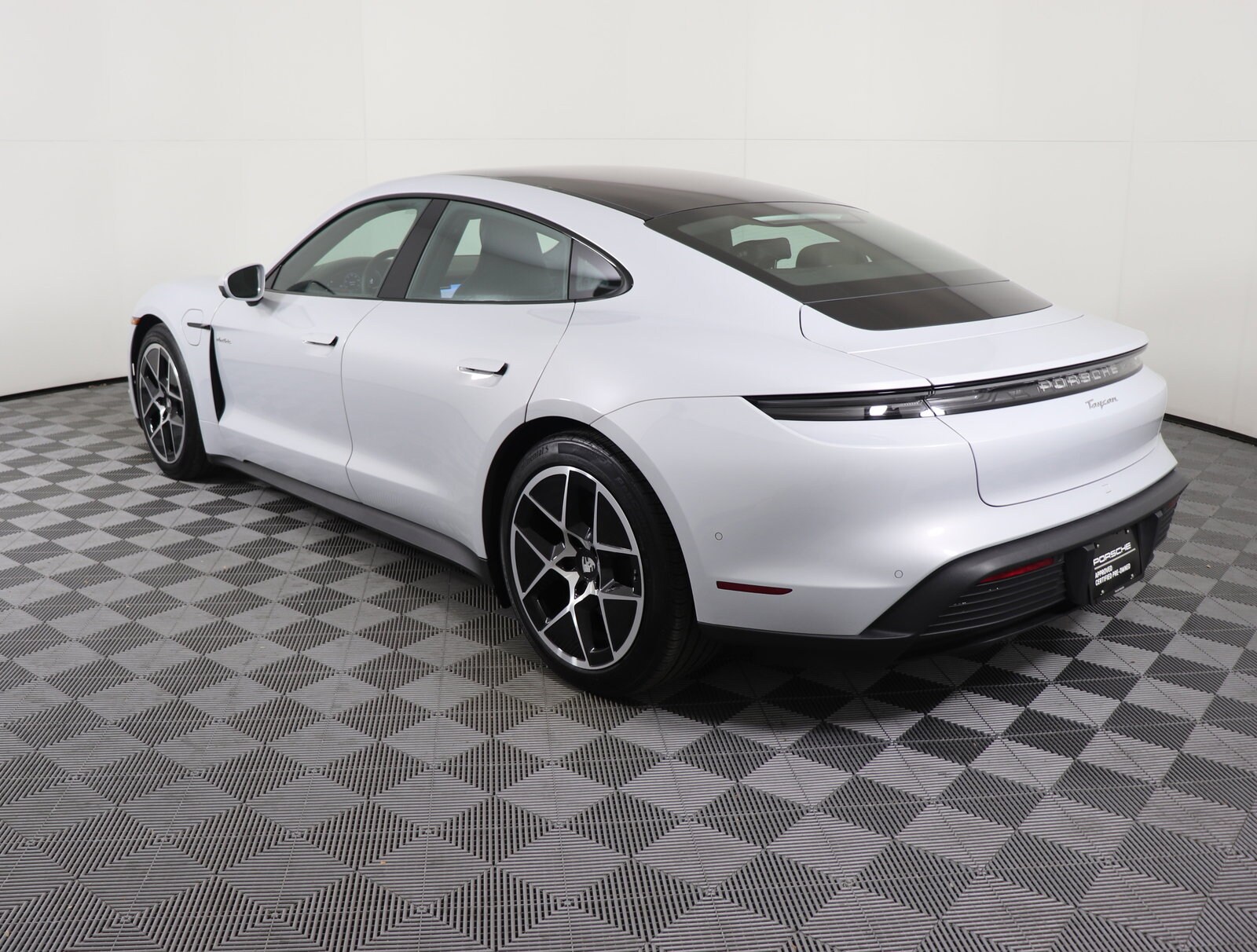 2025 Porsche Taycan photo 3