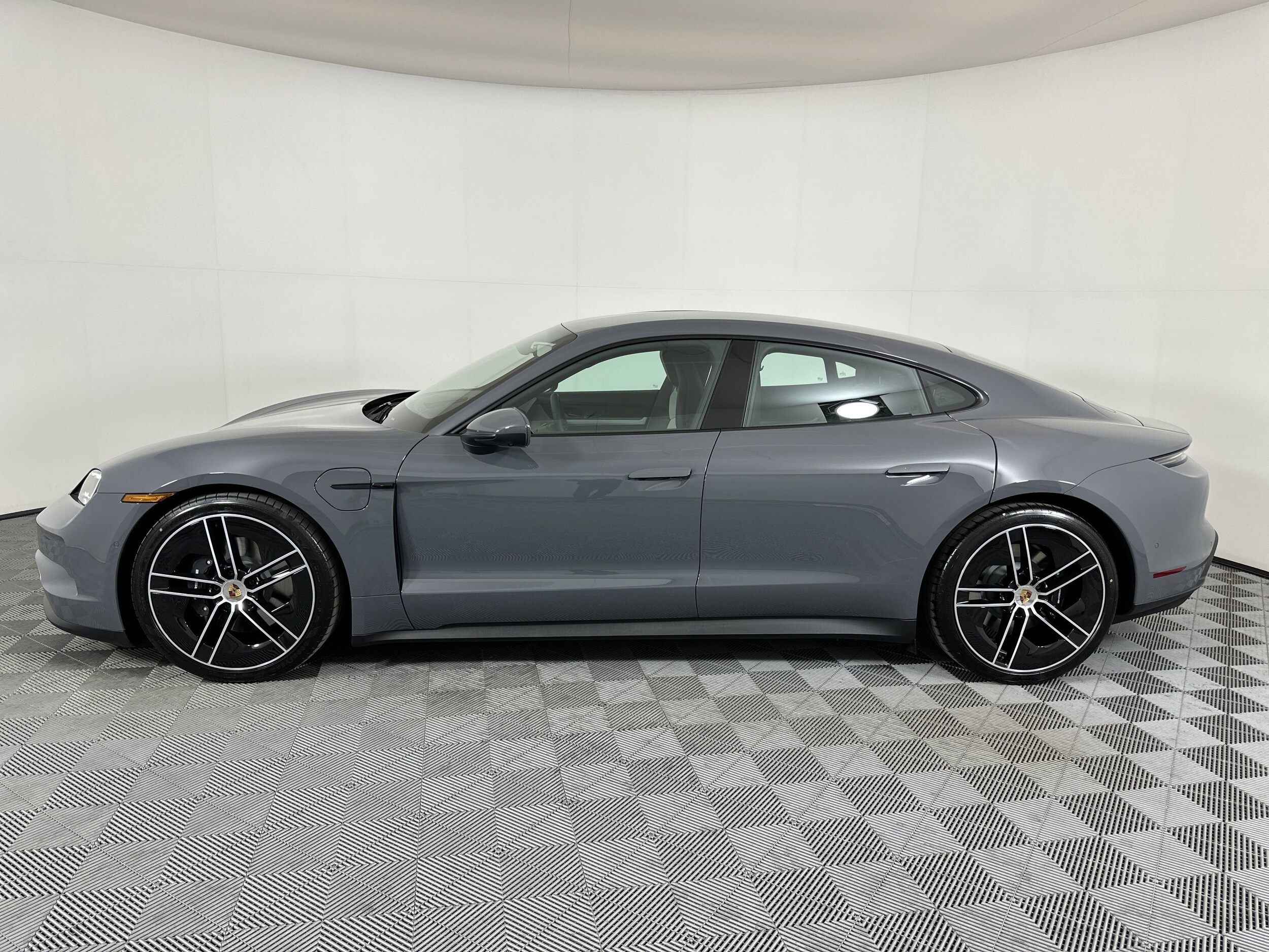 2025 Porsche Taycan photo 2