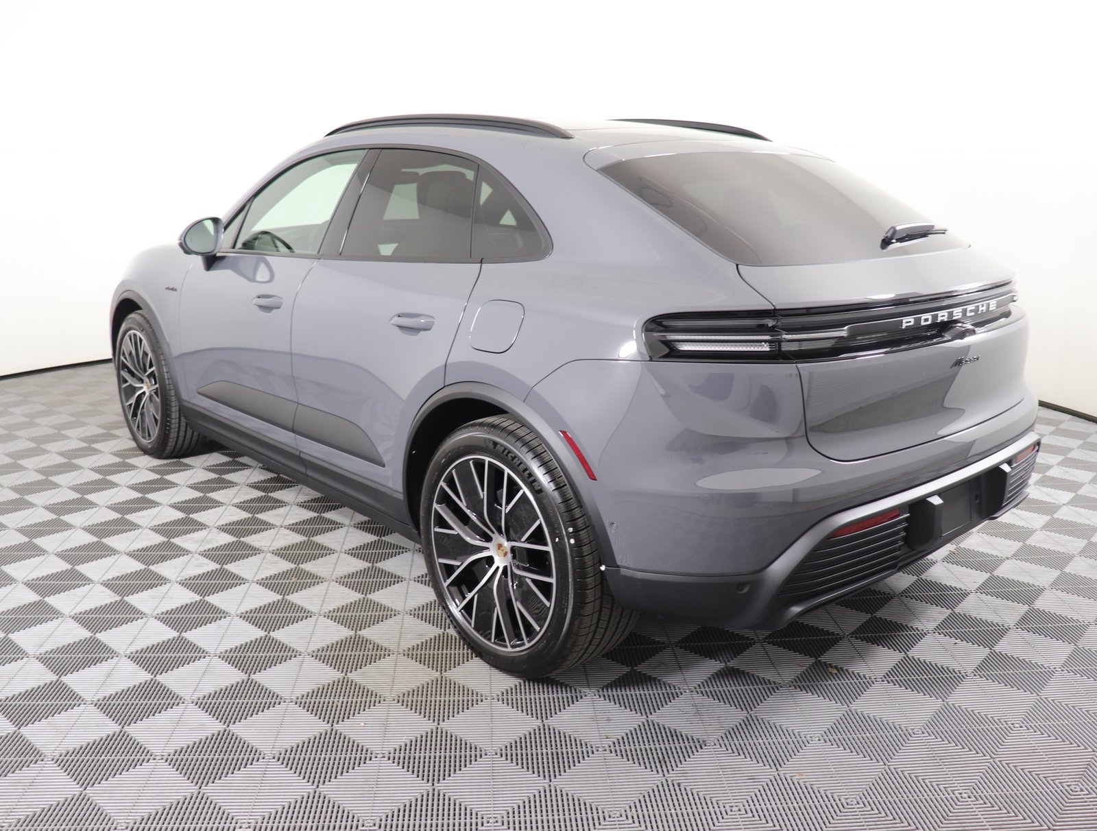2025 Porsche Macan Electric photo 3