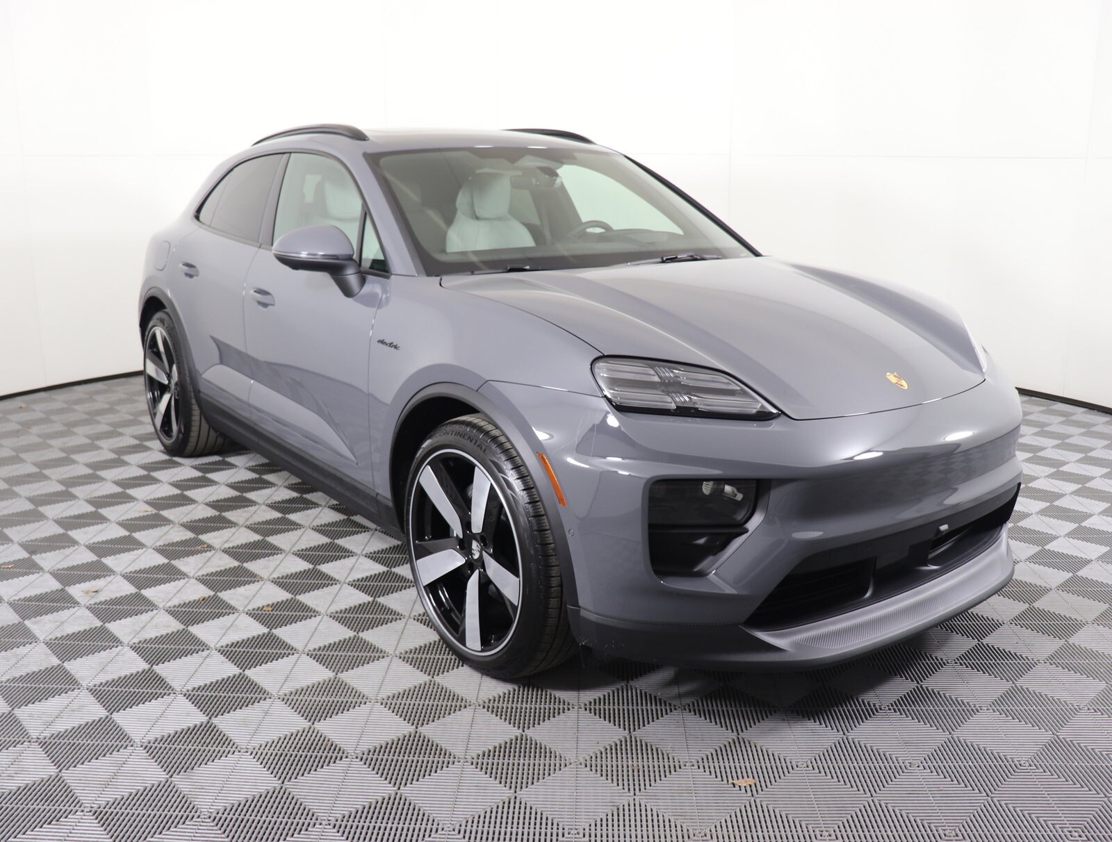 2025 Porsche Macan Electric photo 3