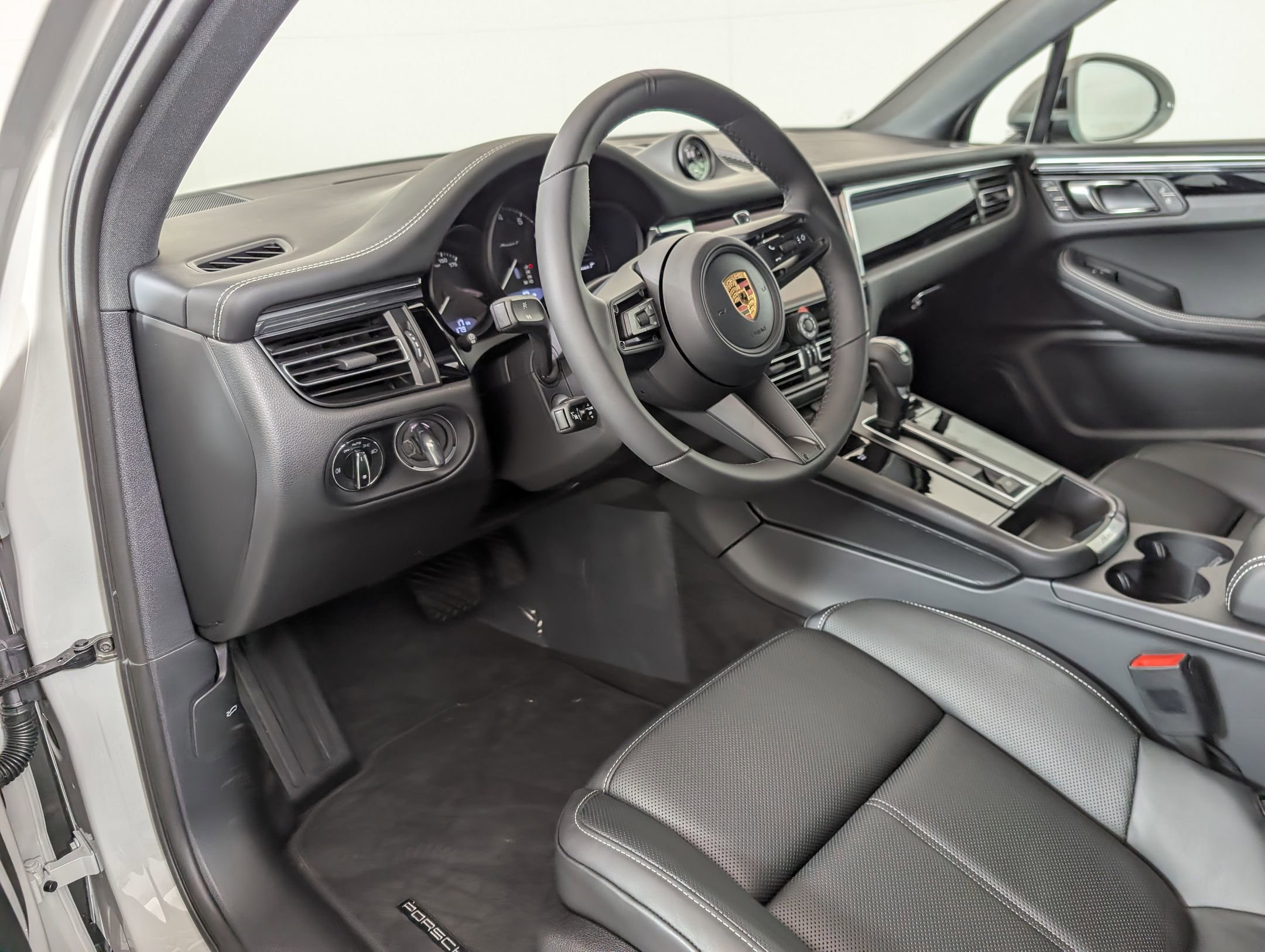 2026 Porsche Macan T photo 4