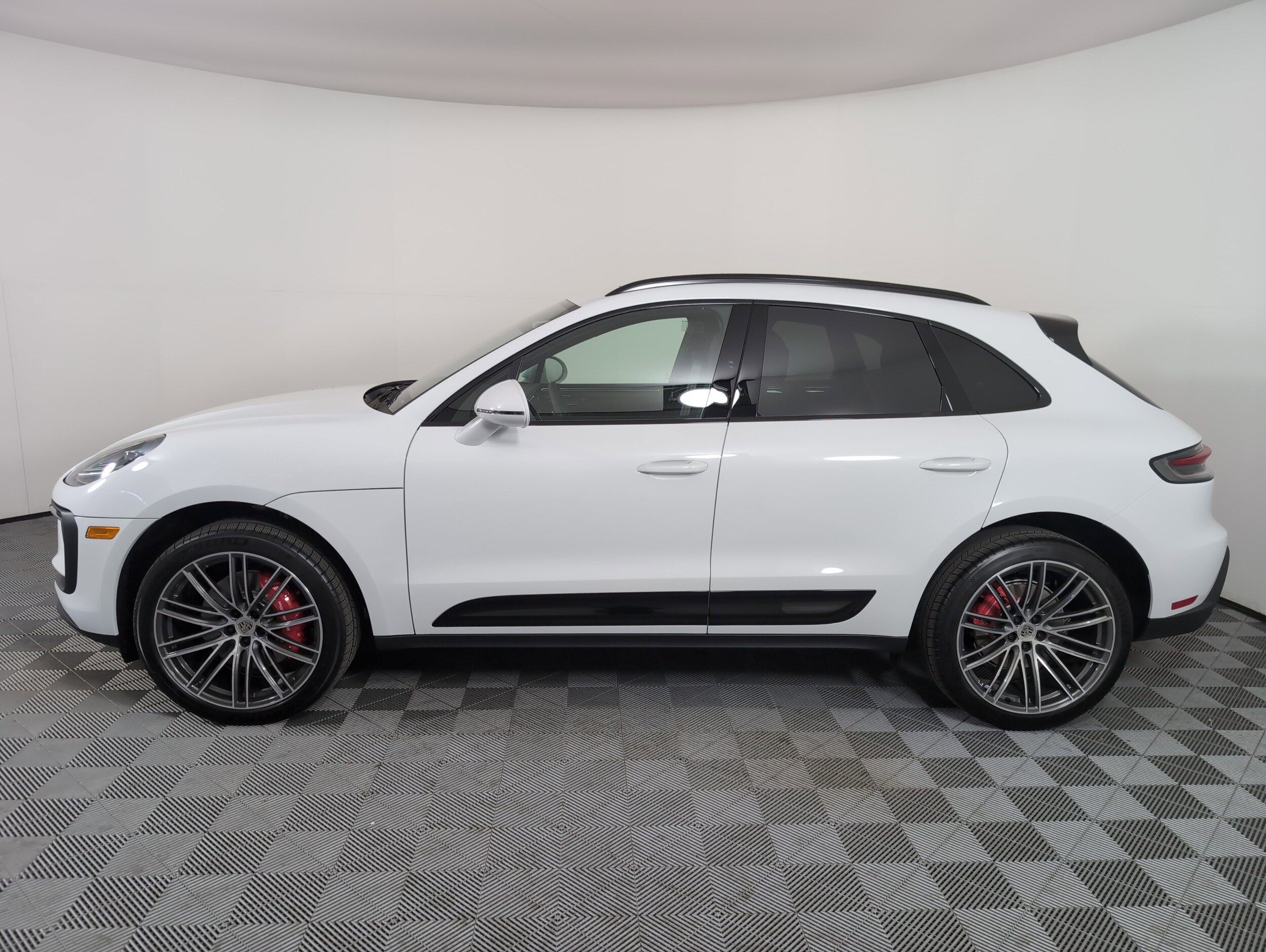2026 Porsche Macan S photo 2