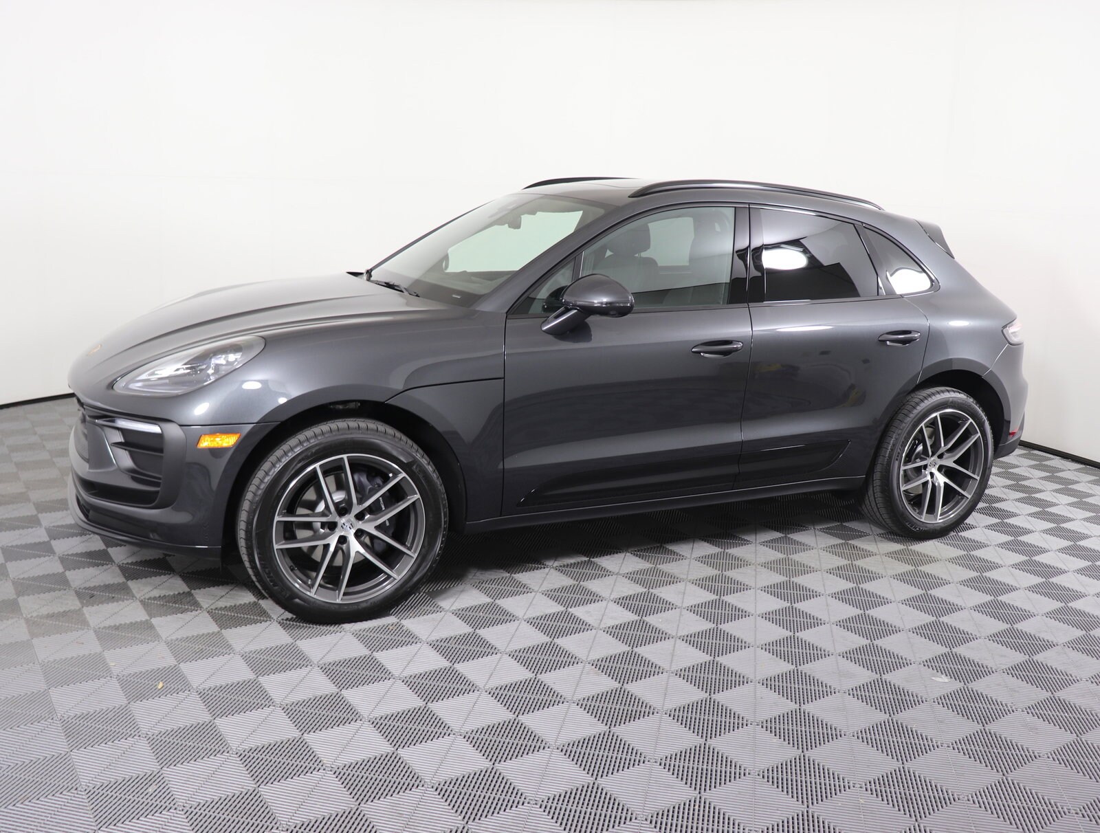 2025 Porsche Macan photo 2