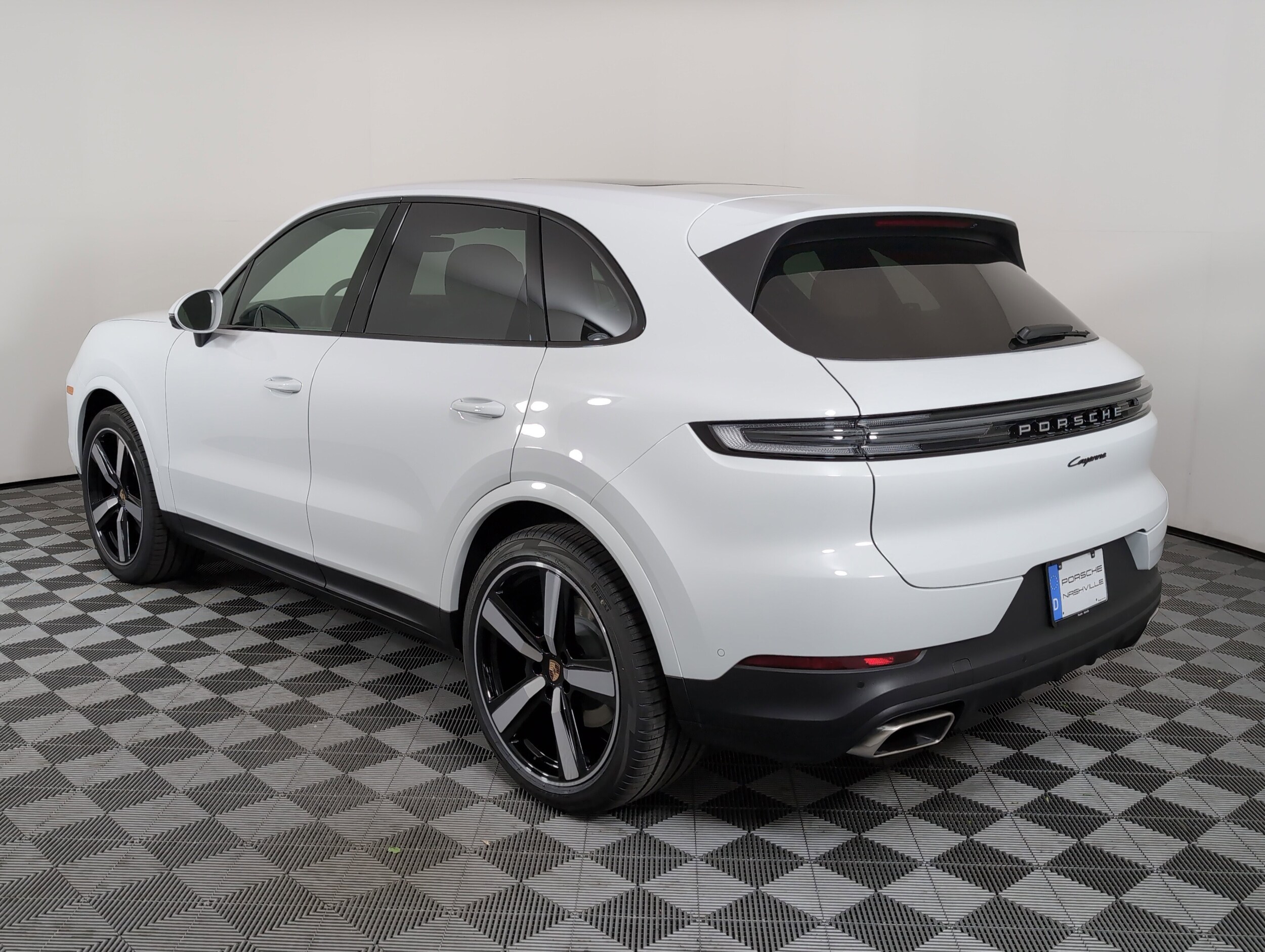 2025 Porsche Cayenne photo 3