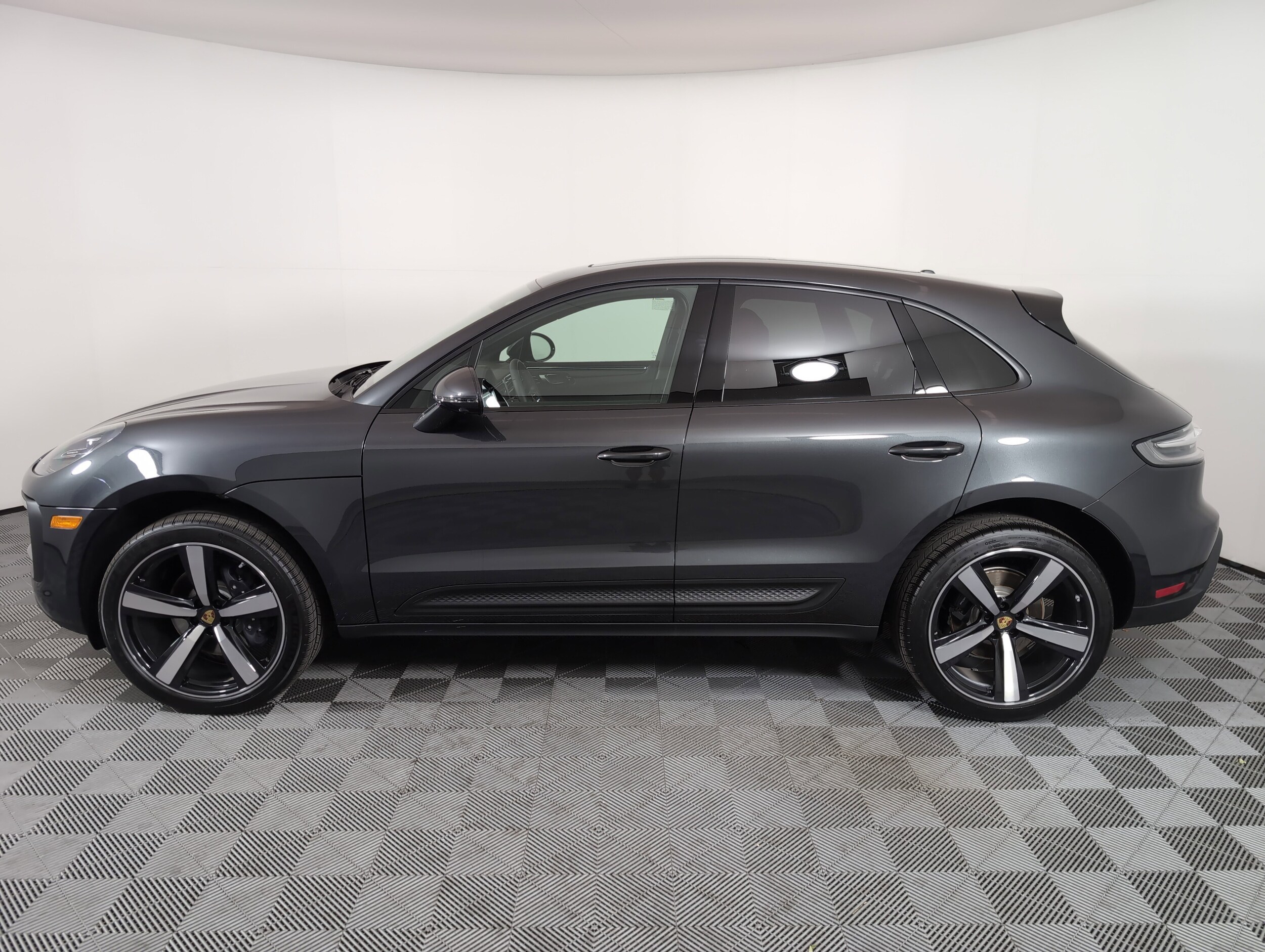 2025 Porsche Macan T photo 2