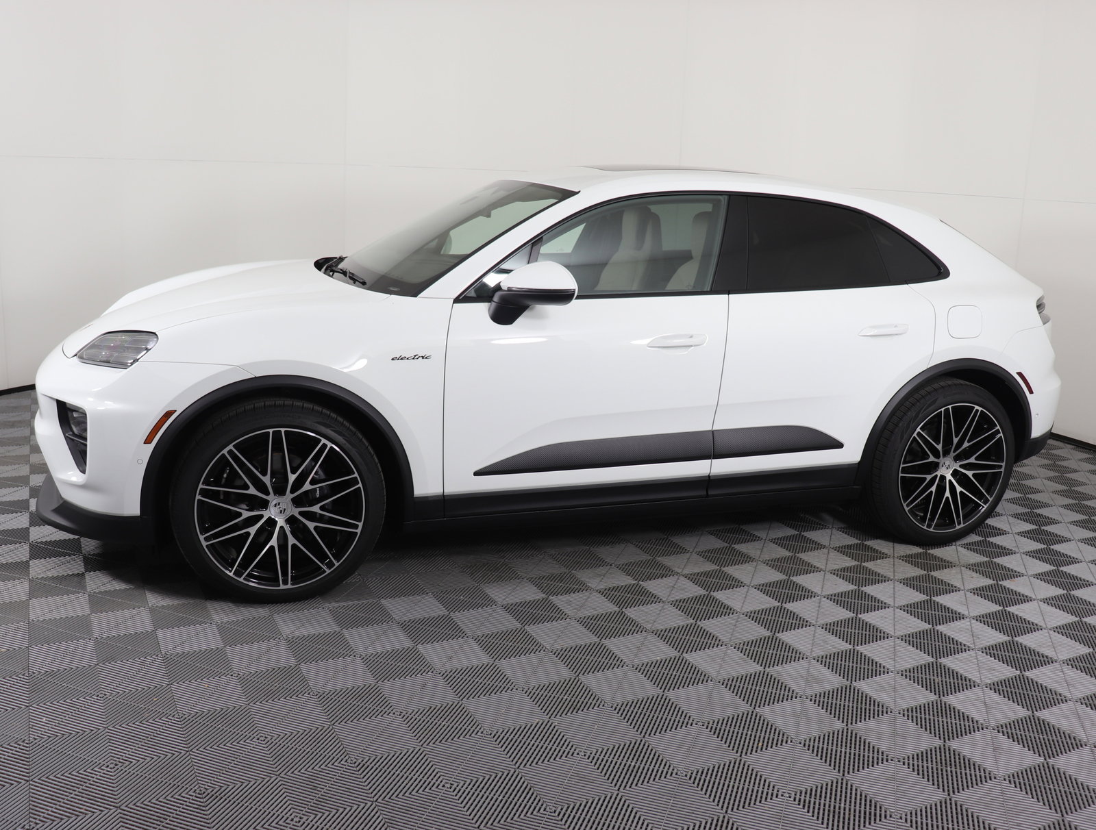 Used 2024 Porsche Macan Base with VIN WP1AA2XA2RL003565 for sale in Brentwood, TN