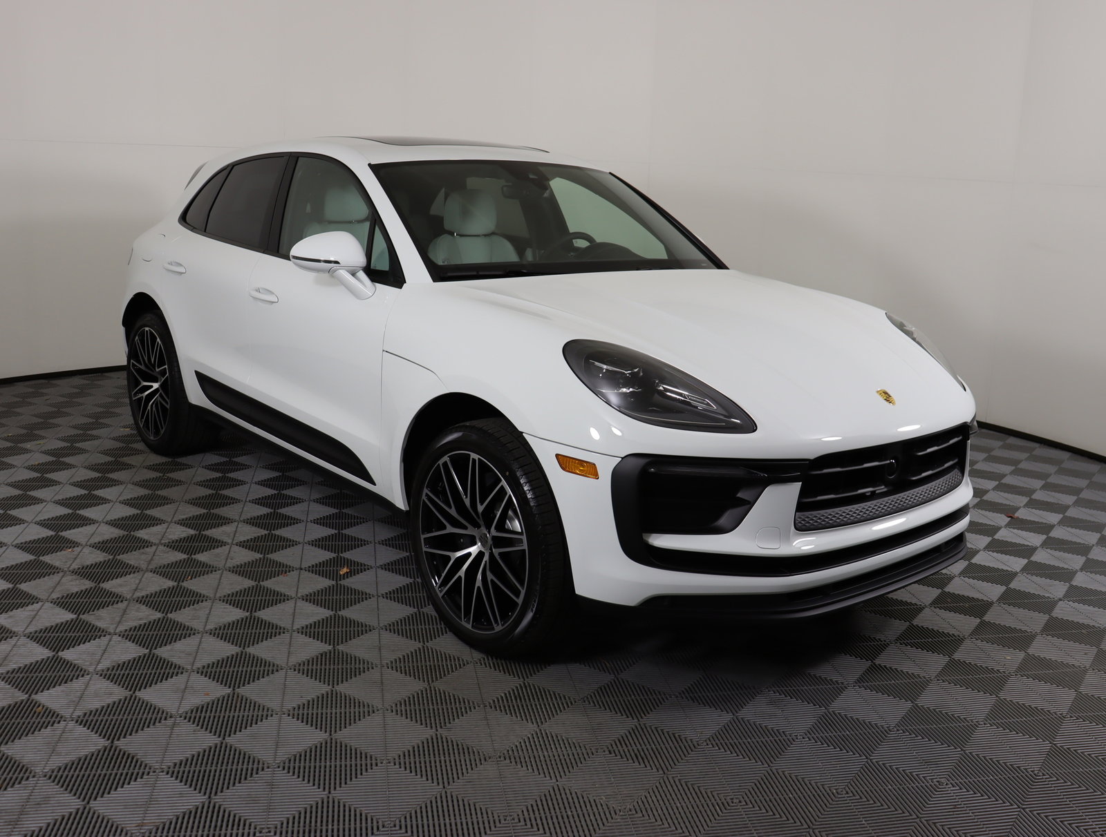 2025 Porsche Macan photo 3