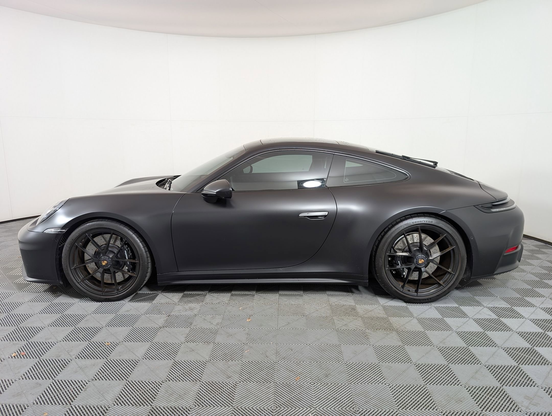 2025 Porsche 911 4 GTS photo 2