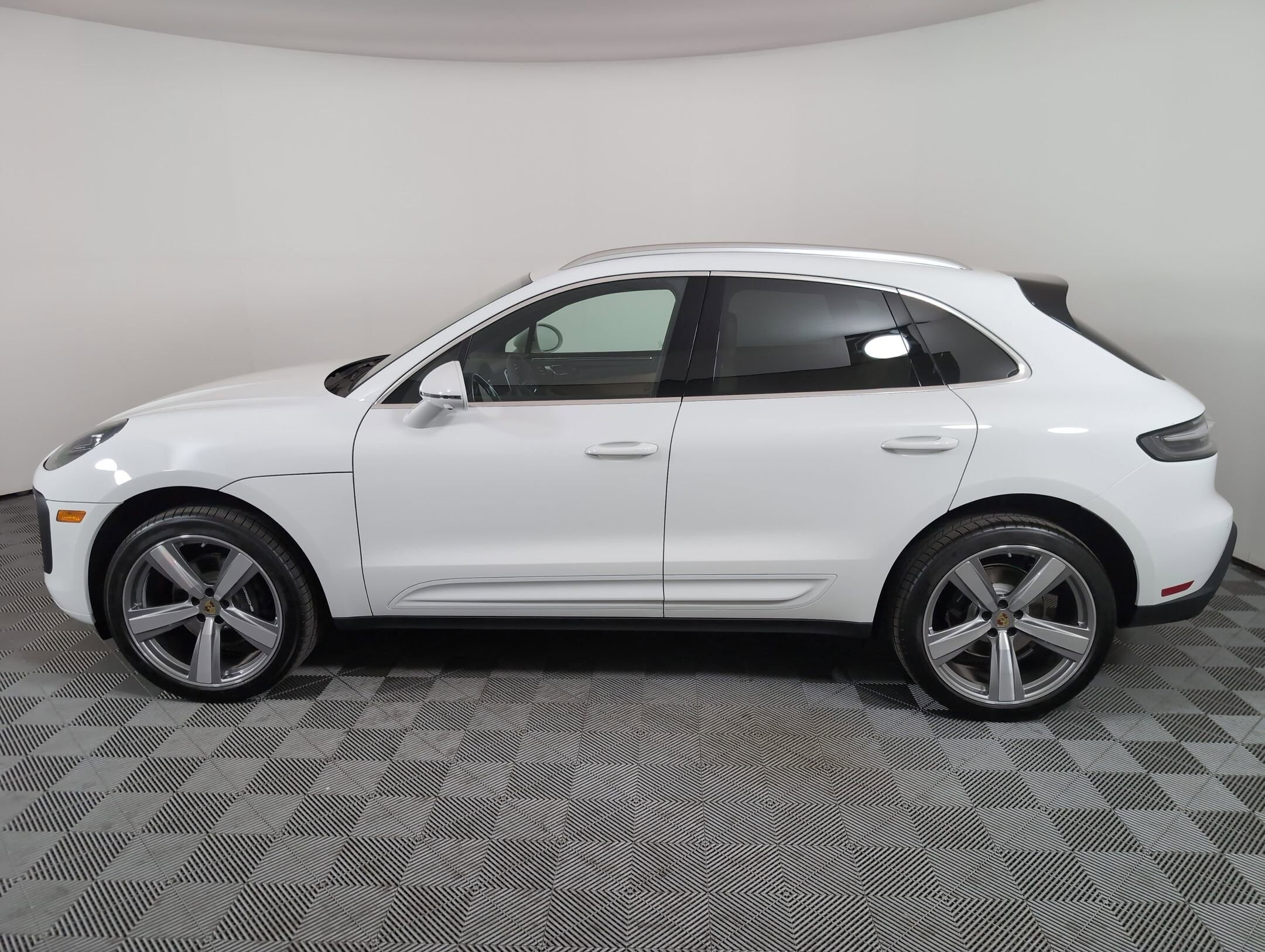 2025 Porsche Macan T photo 2