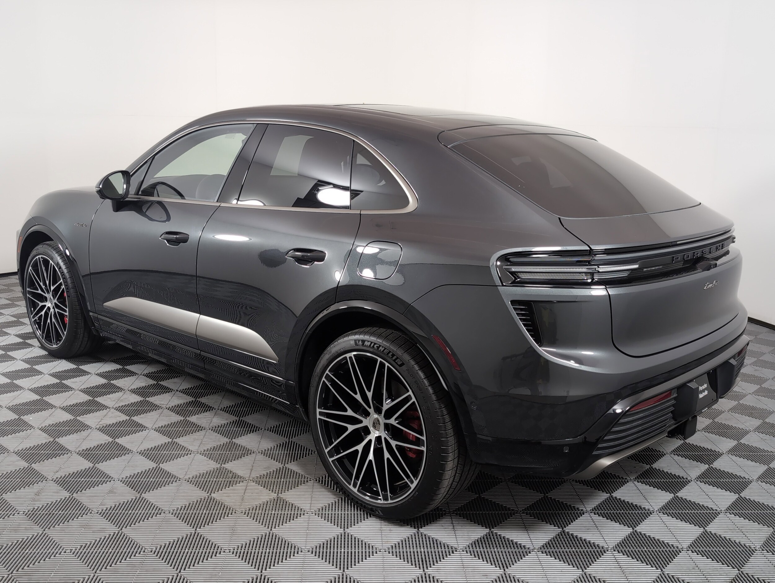 2025 Porsche Macan Electric Turbo photo 3