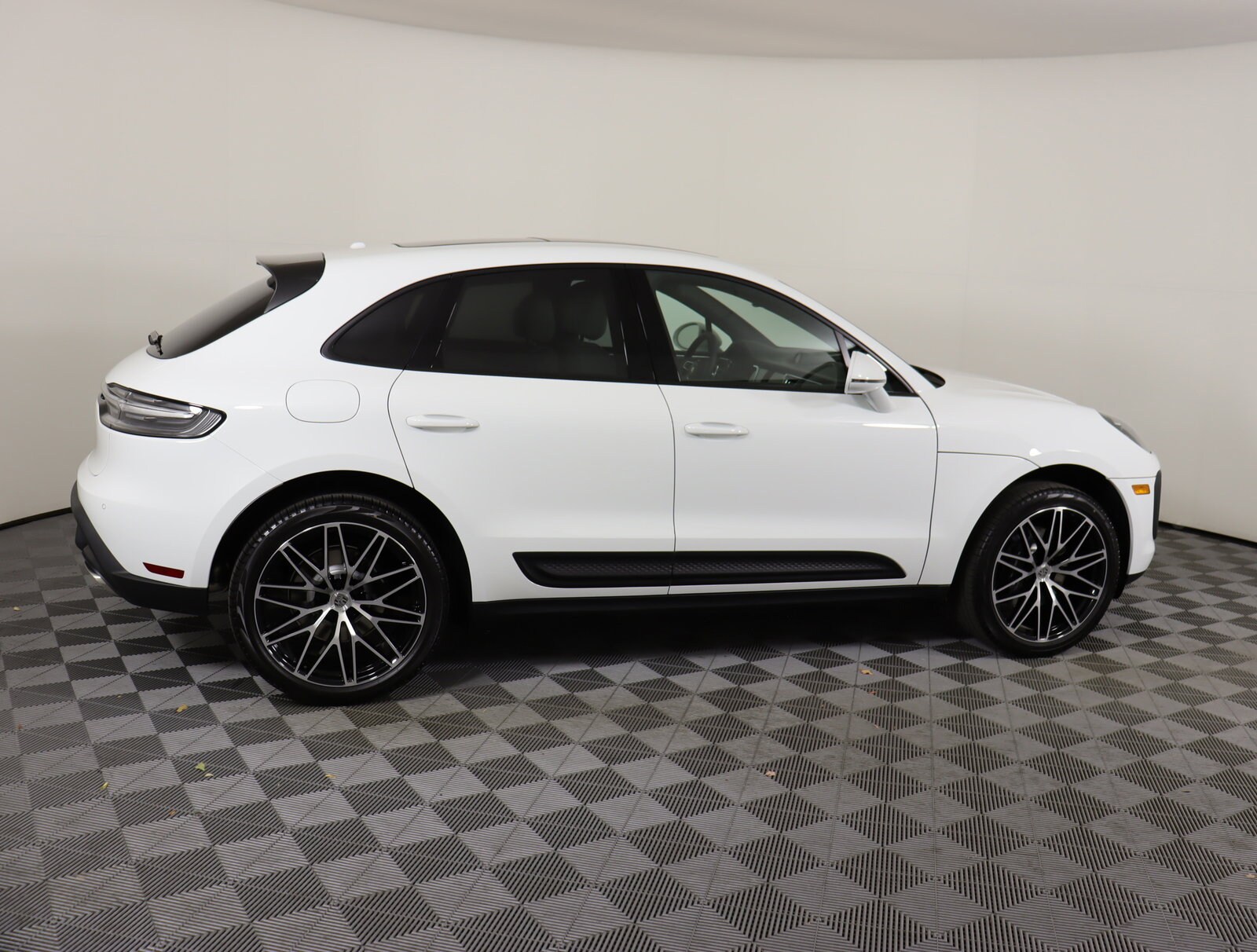 2025 Porsche Macan photo 4