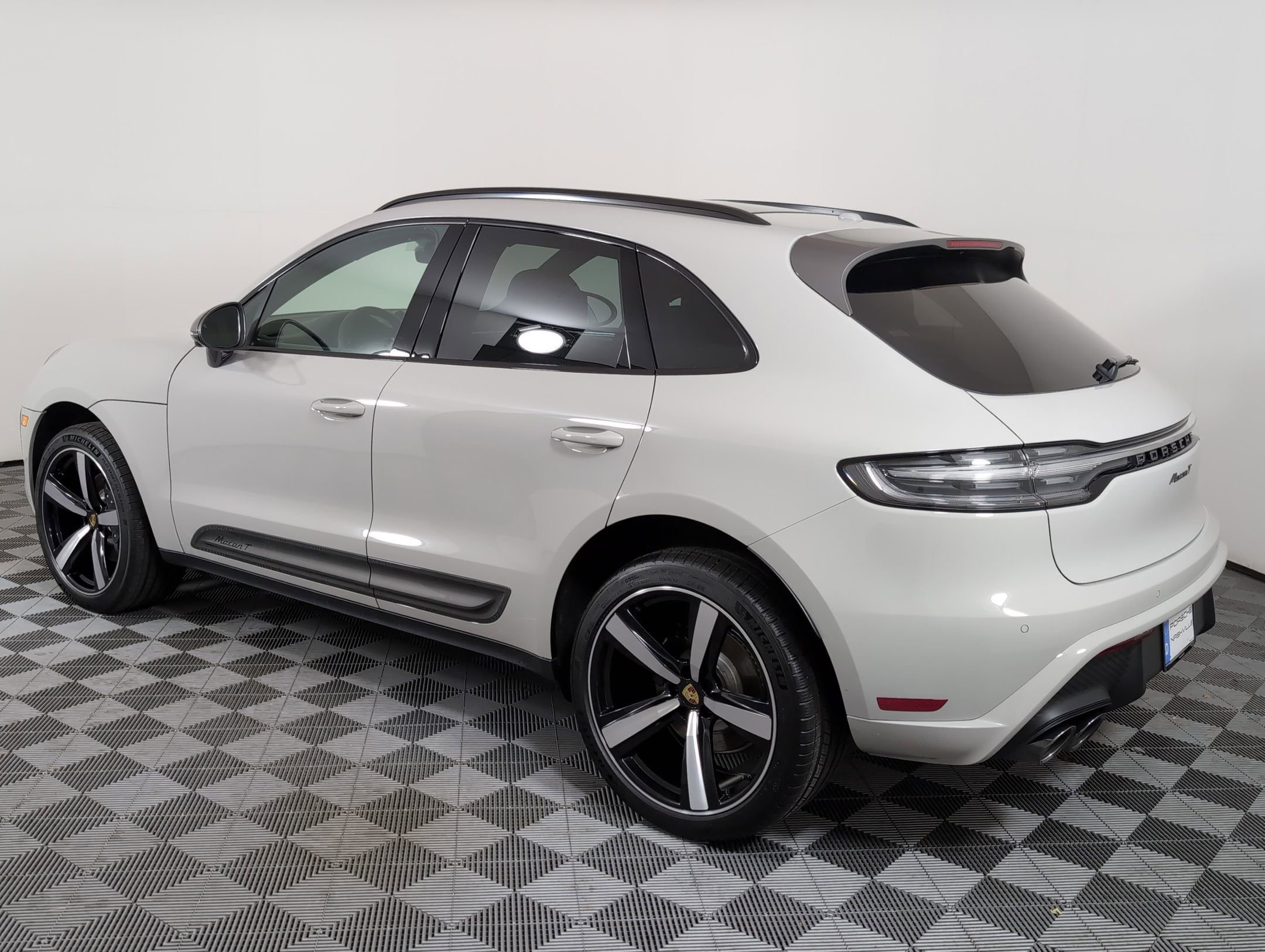 2025 Porsche Macan T photo 2