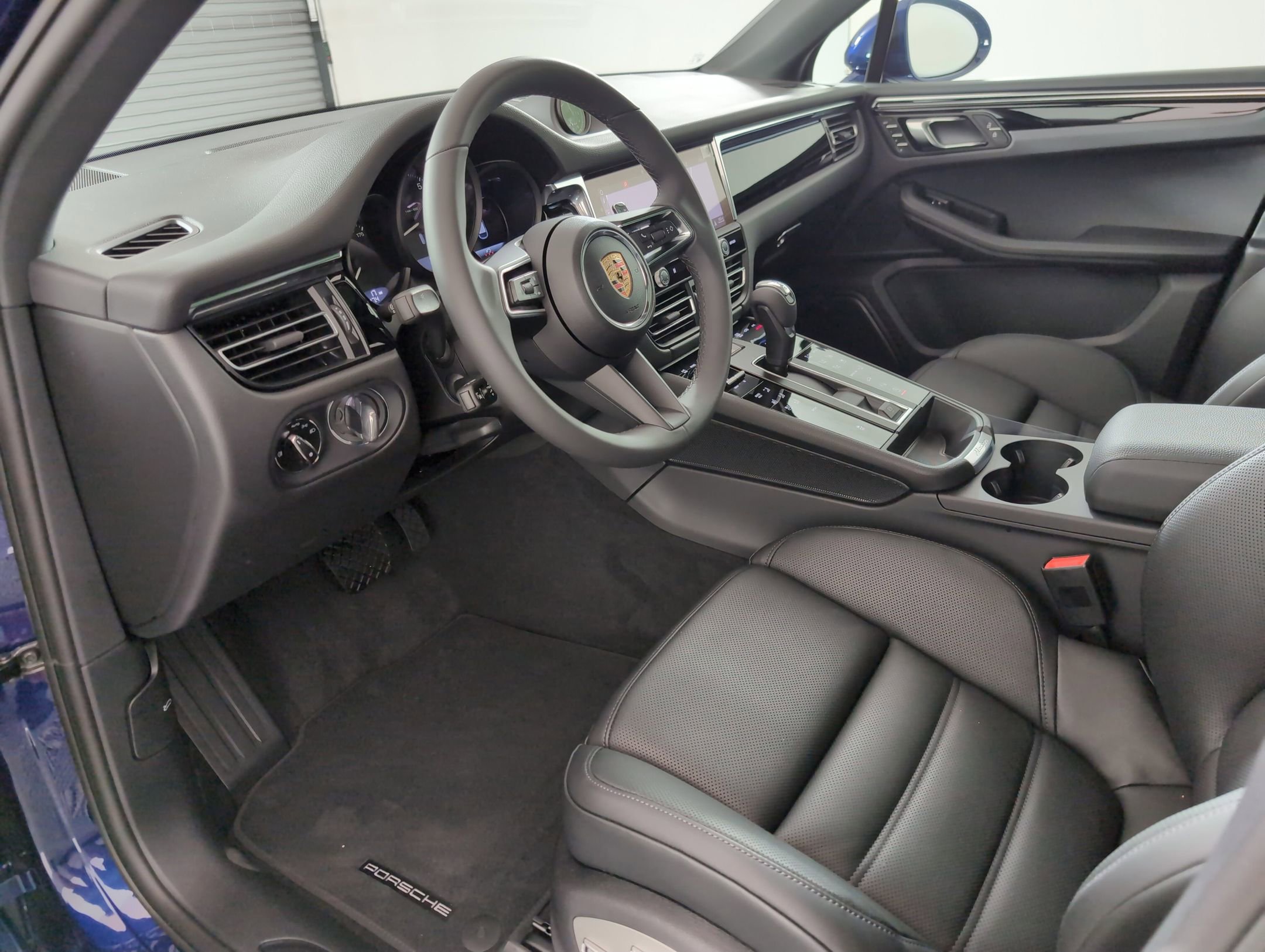 2025 Porsche Macan T photo 4