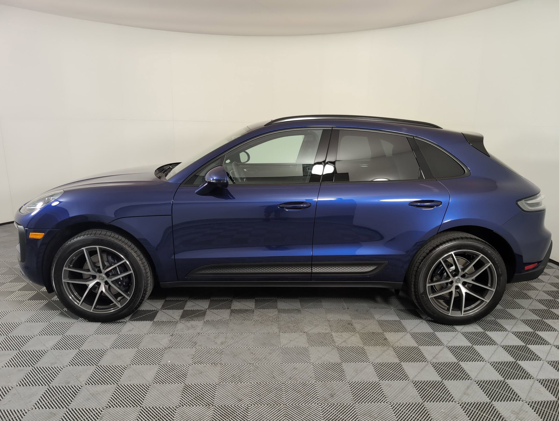 2025 Porsche Macan T photo 2