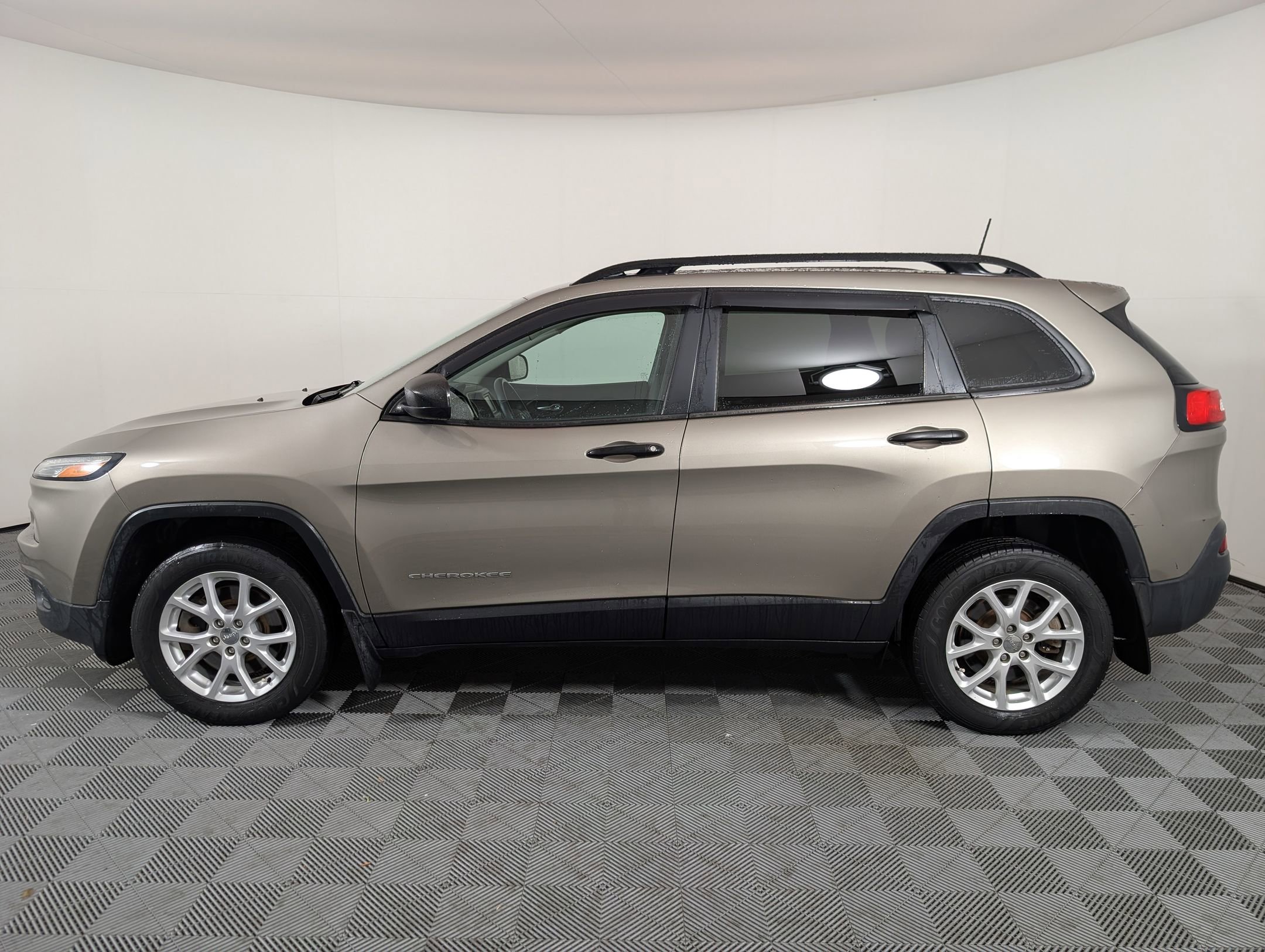2016 Jeep Cherokee Sport photo 2