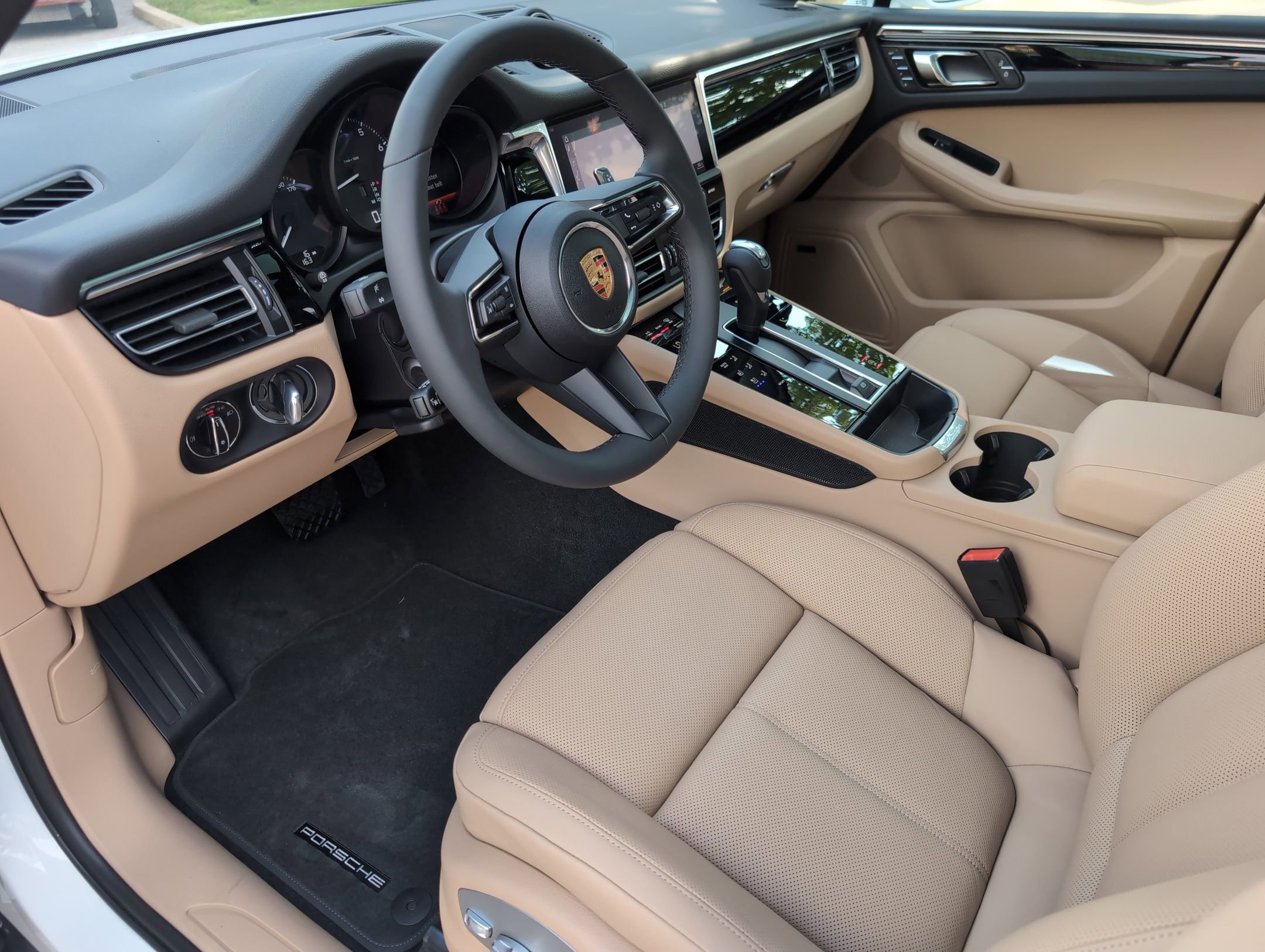 2025 Porsche Macan T photo 4