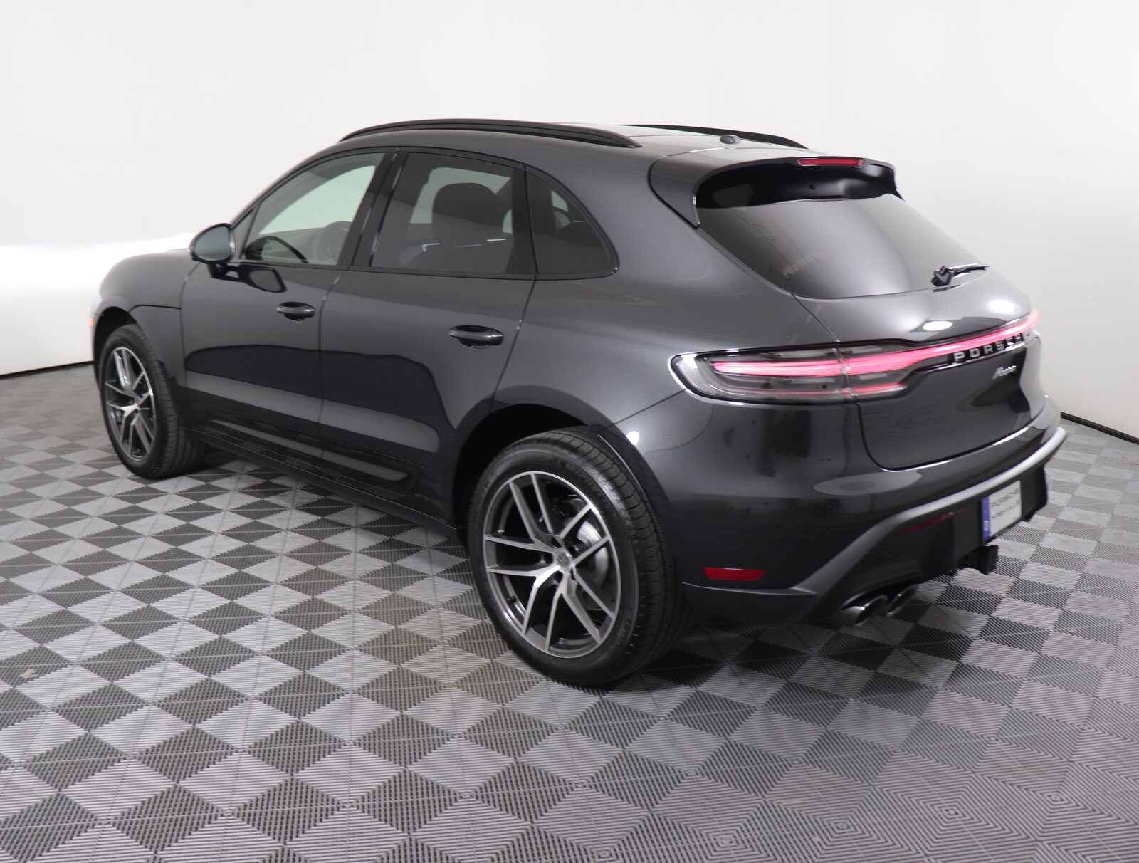 2025 Porsche Macan photo 3