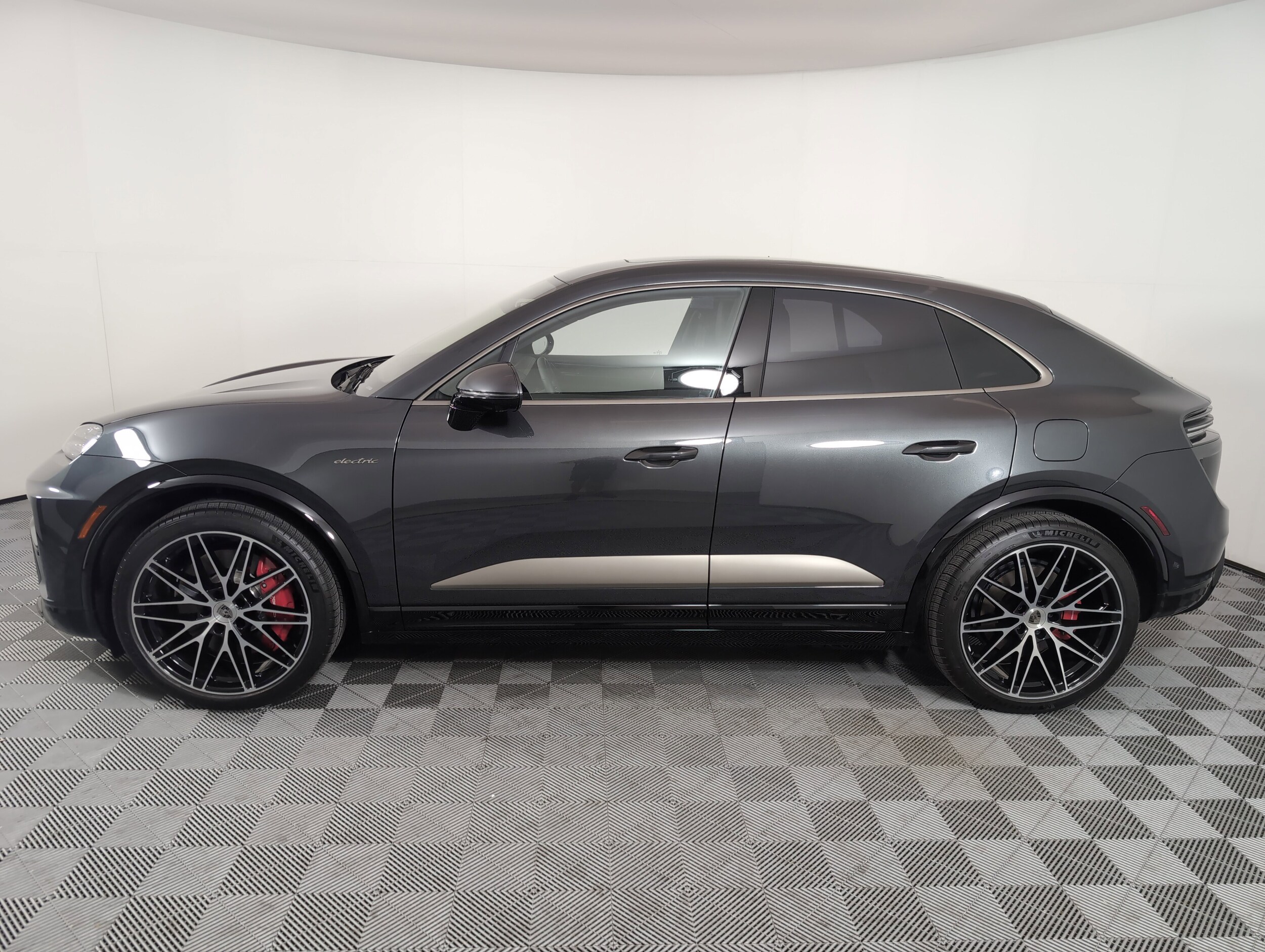 2025 Porsche Macan Electric Turbo photo 2