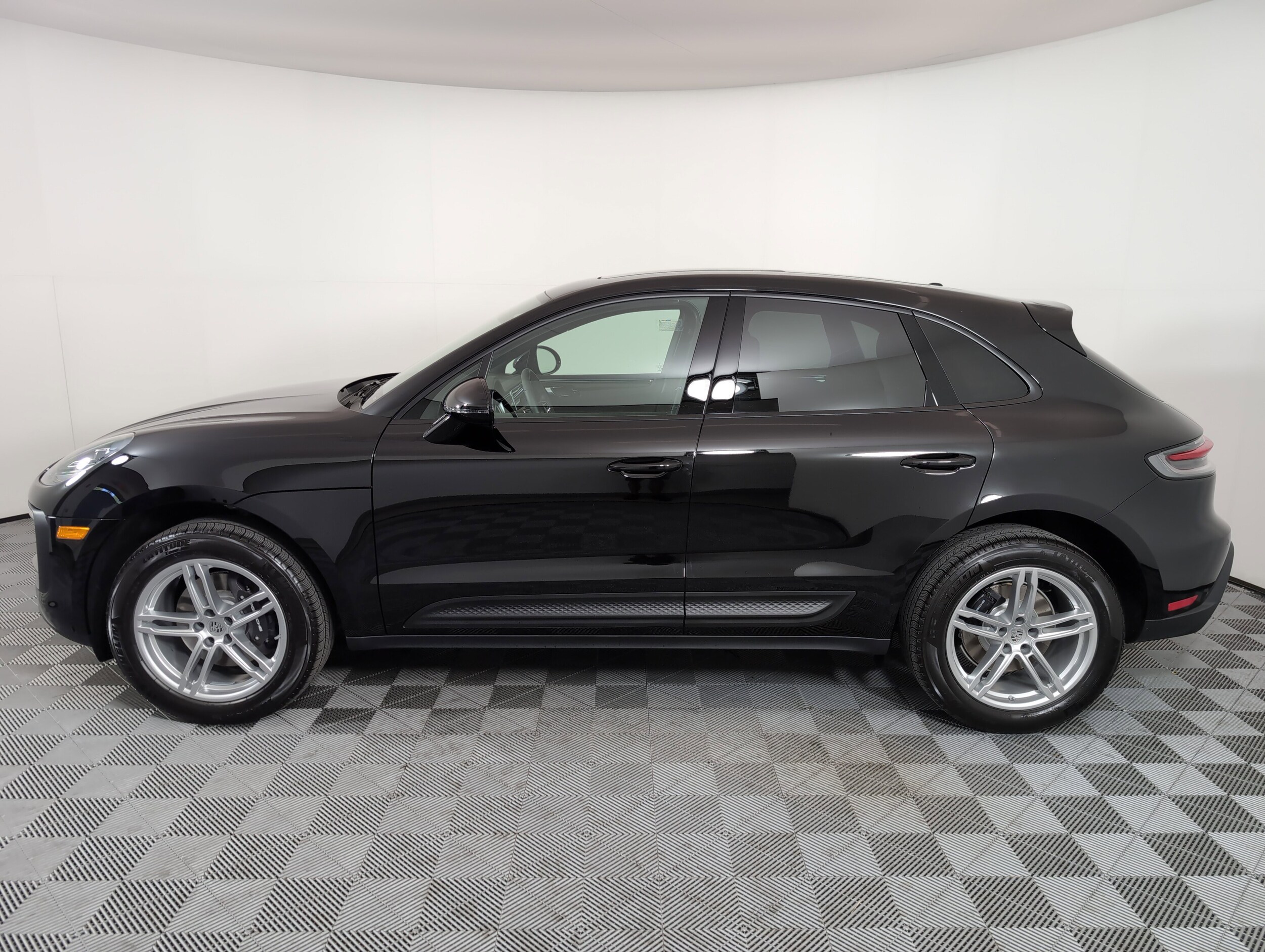 2025 Porsche Macan T photo 2