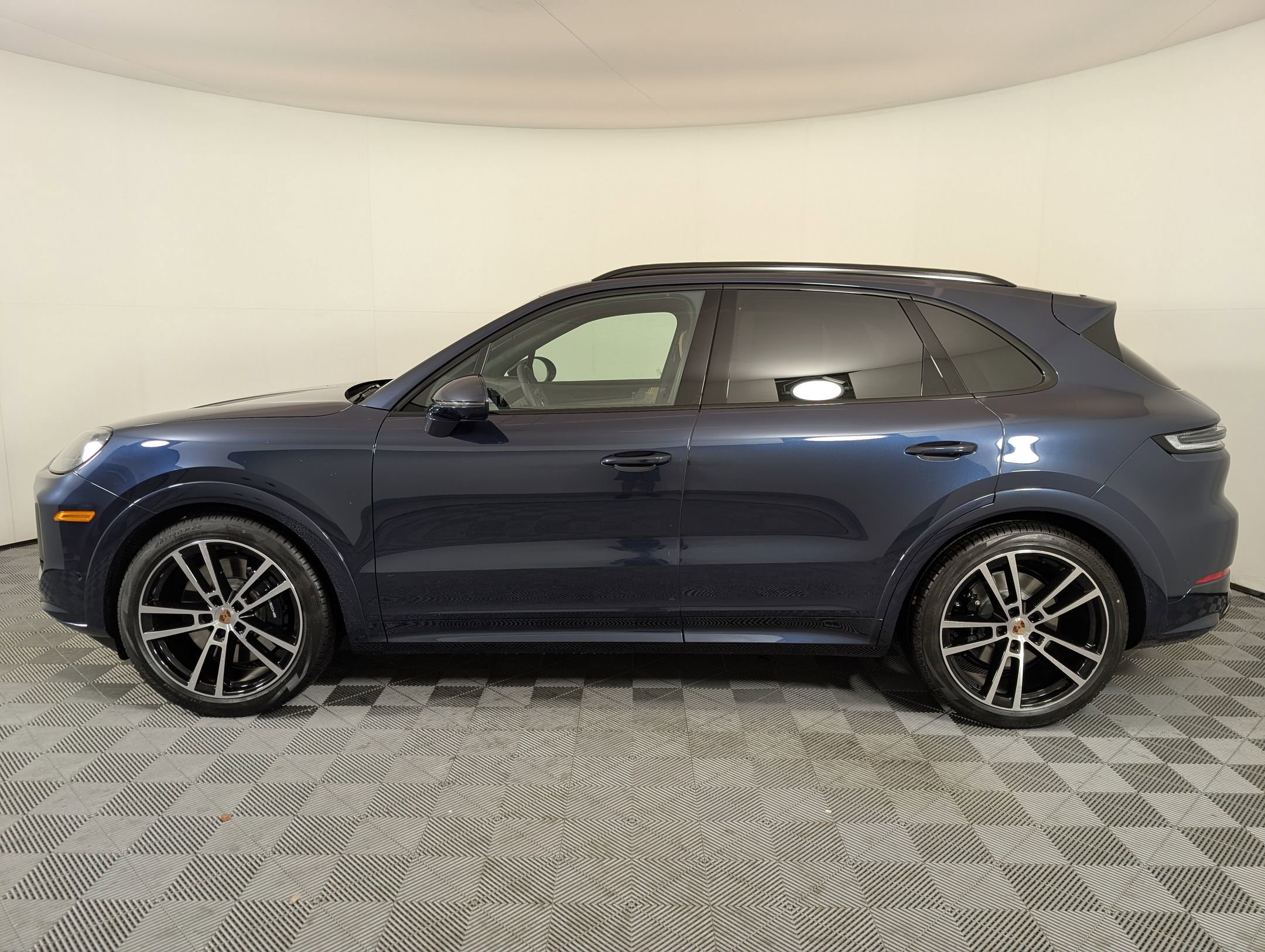 2026 Porsche Cayenne GTS photo 2