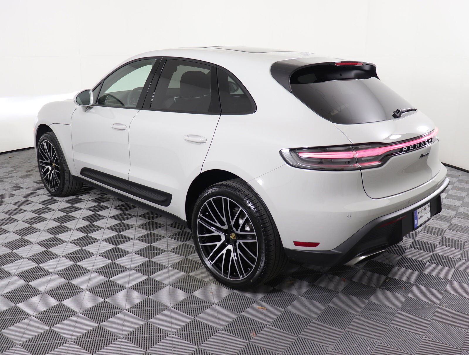 2025 Porsche Macan photo 3