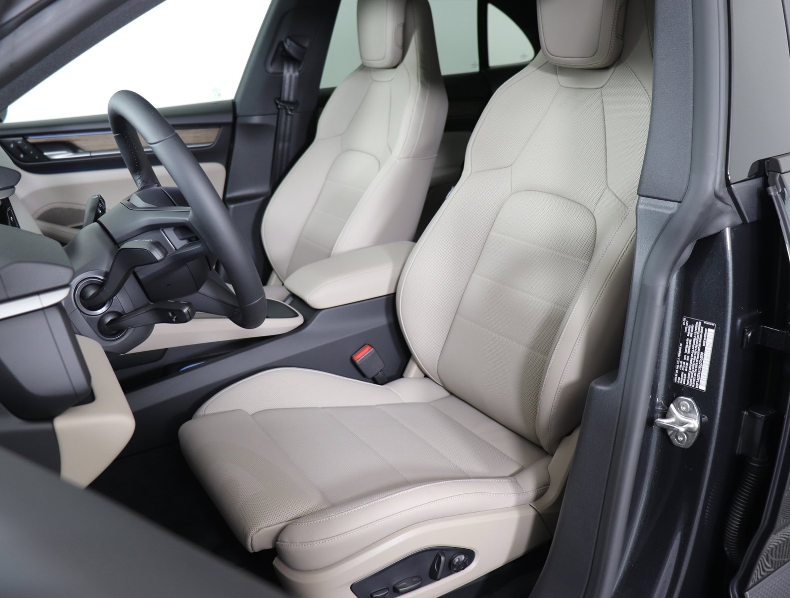 2025 Porsche Macan Electric photo 4
