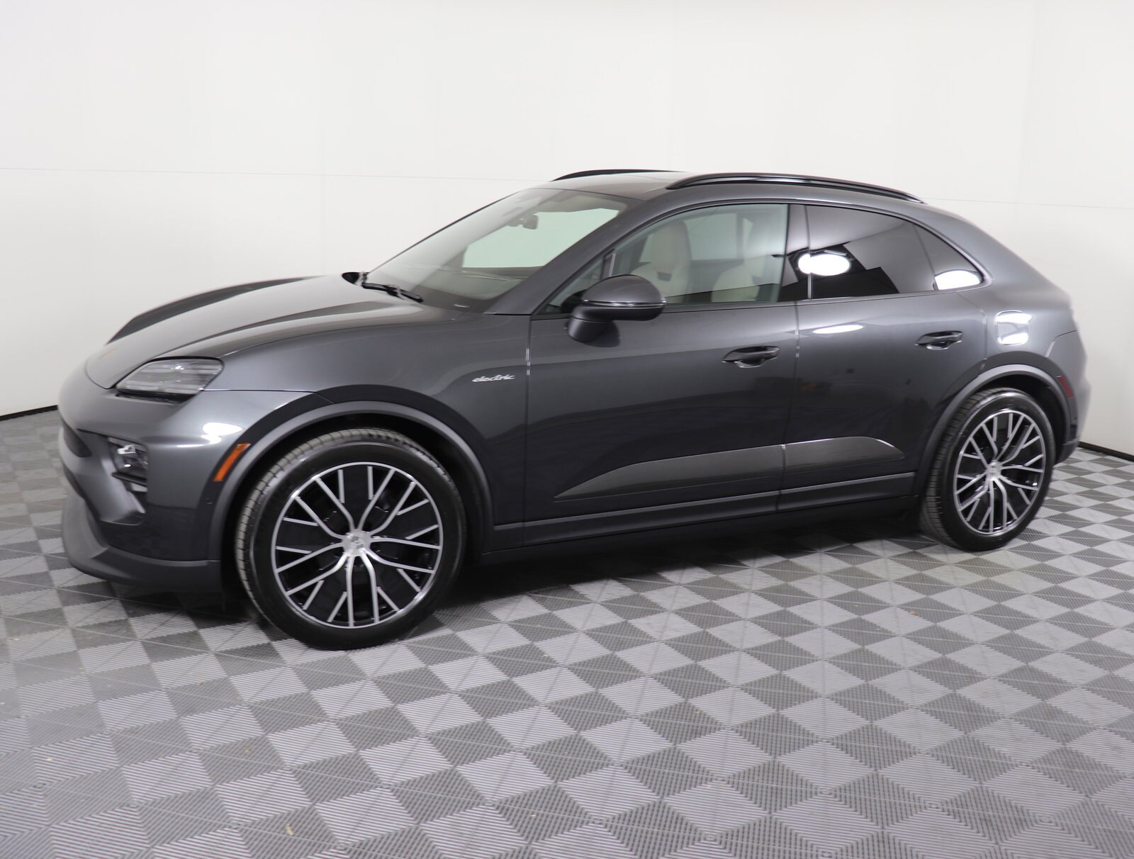 2024 Porsche Macan Electric 4 photo 2
