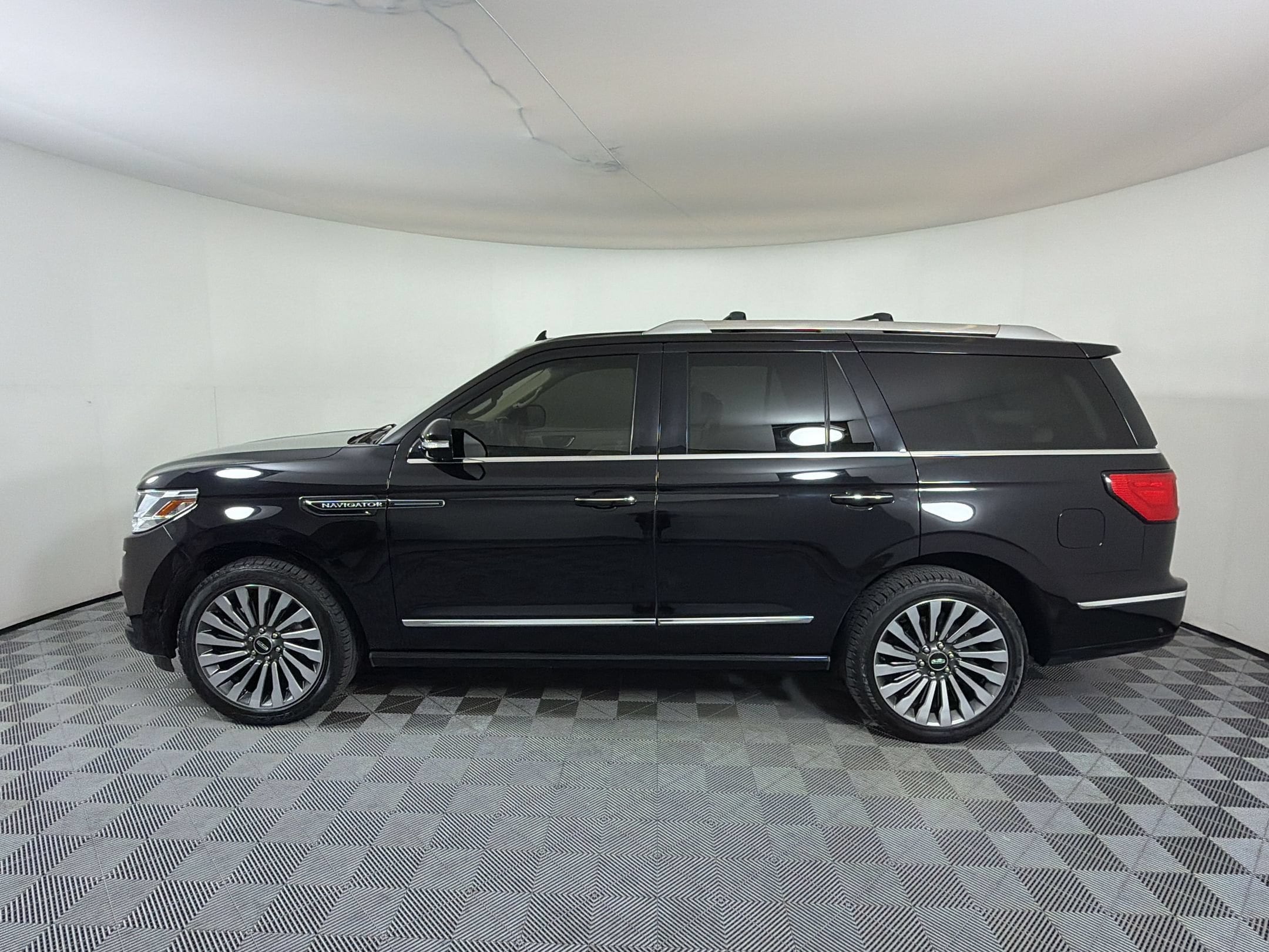 Navigator Reserve SUV
