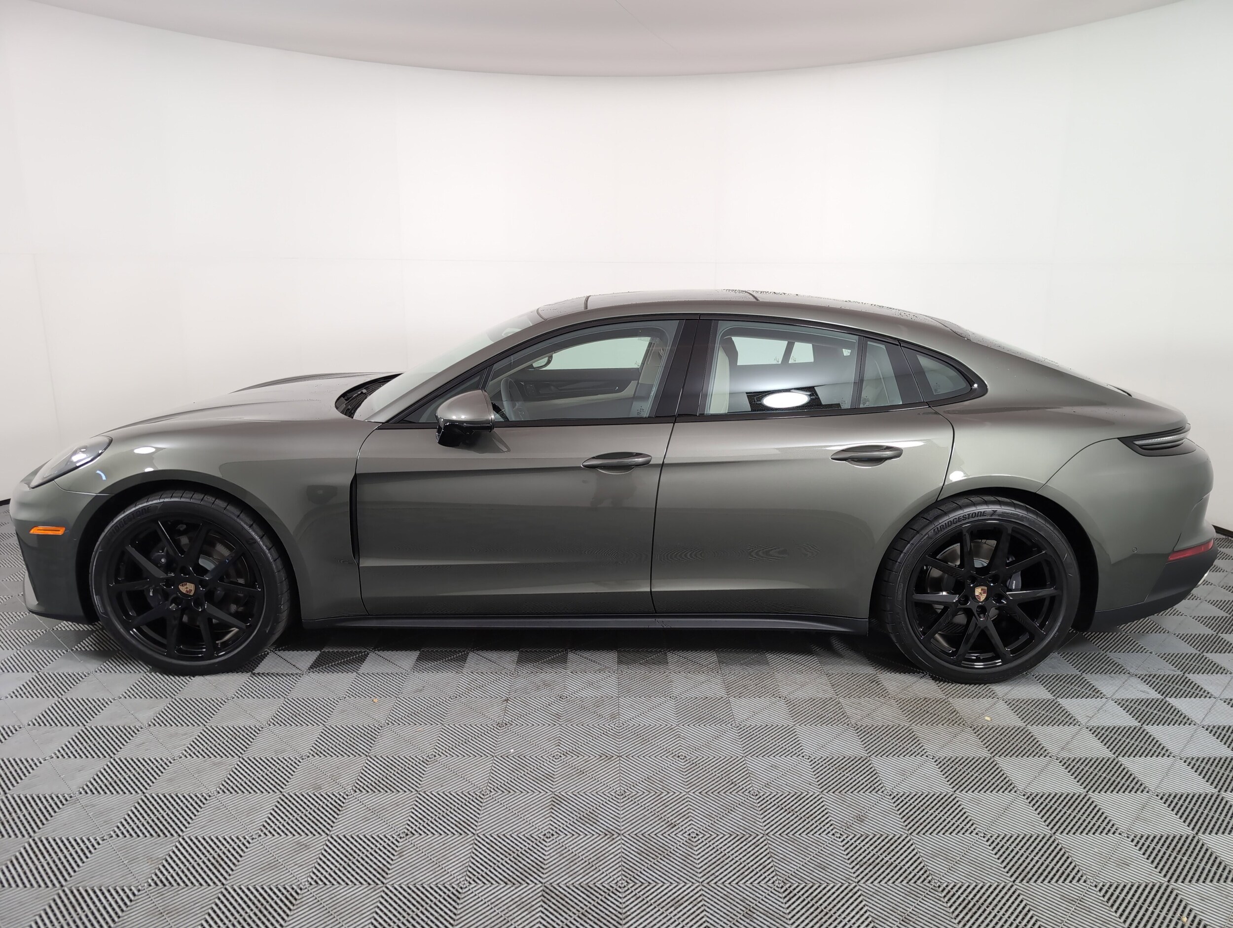 2025 Porsche Panamera 4 photo 2