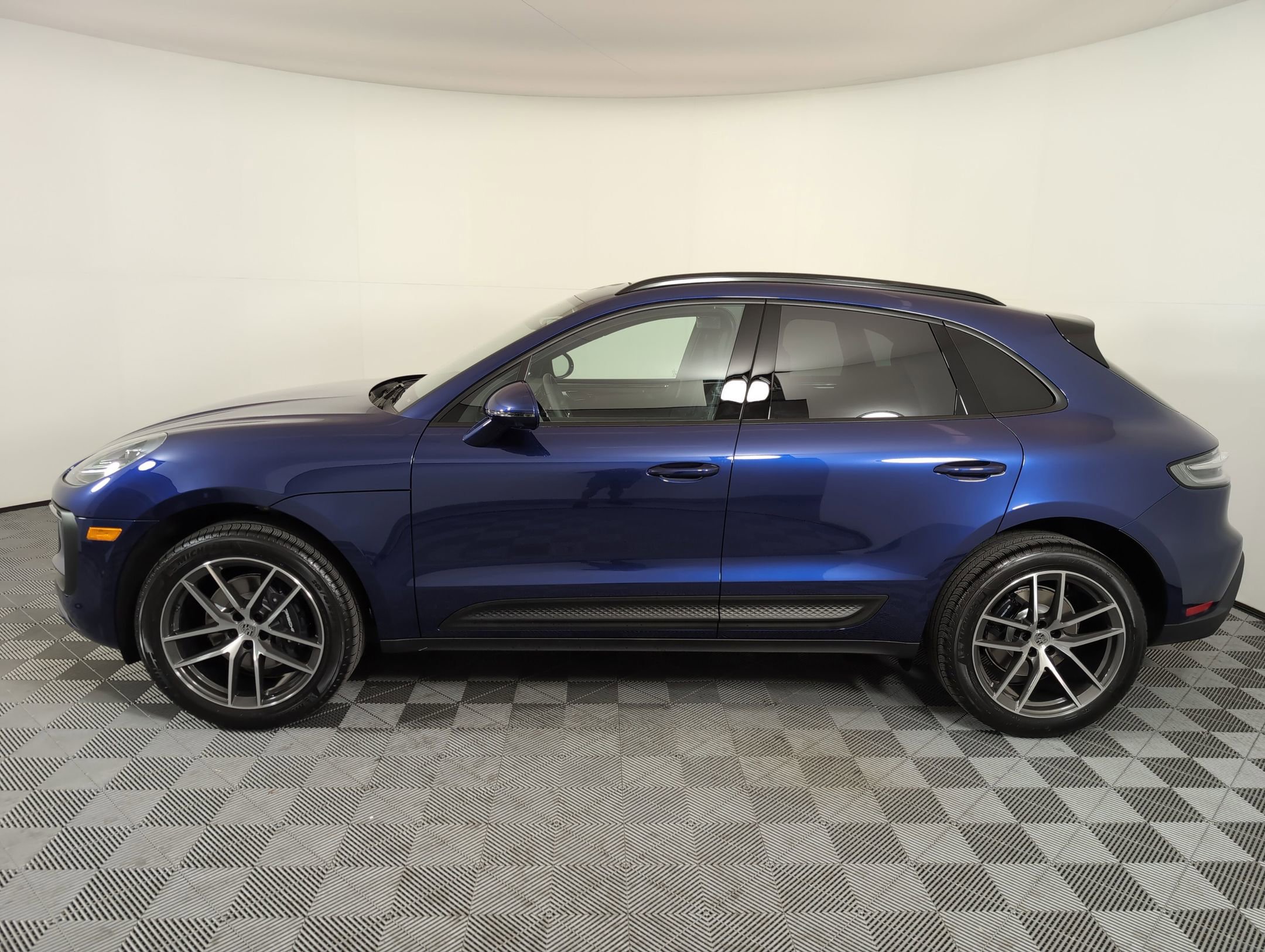 2025 Porsche Macan T photo 2