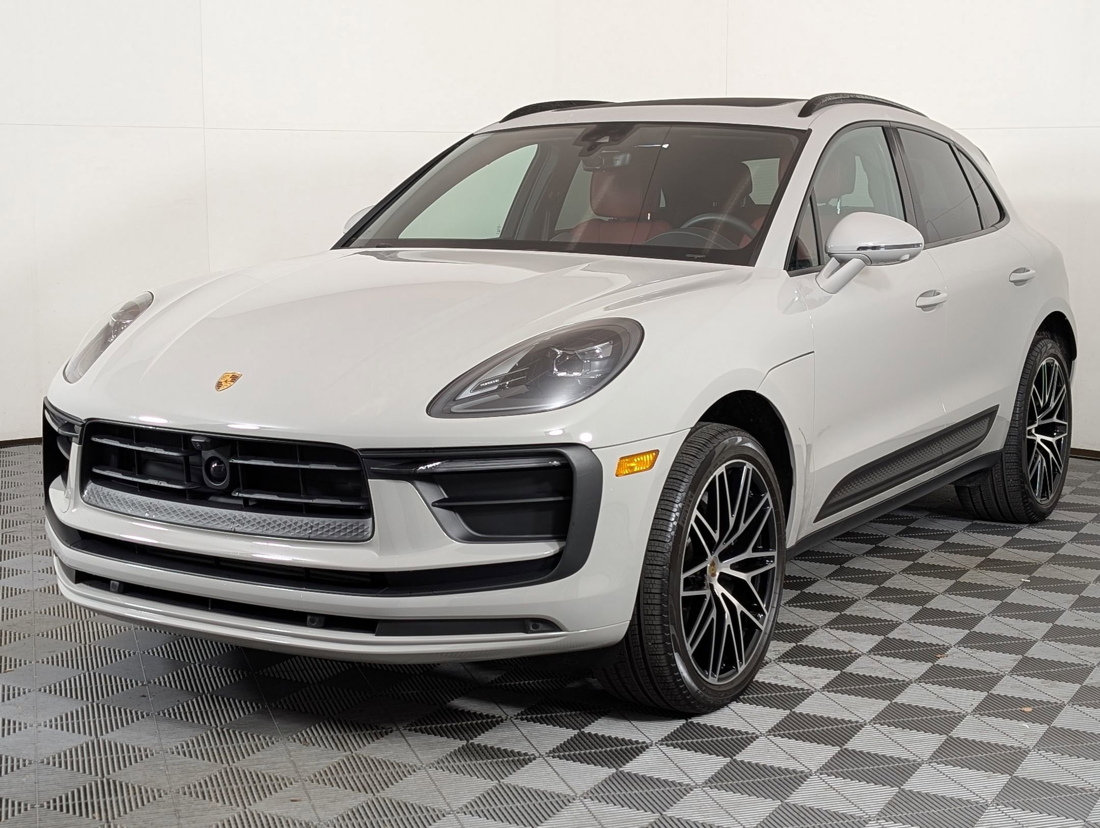 2025 Porsche Macan Base's photo