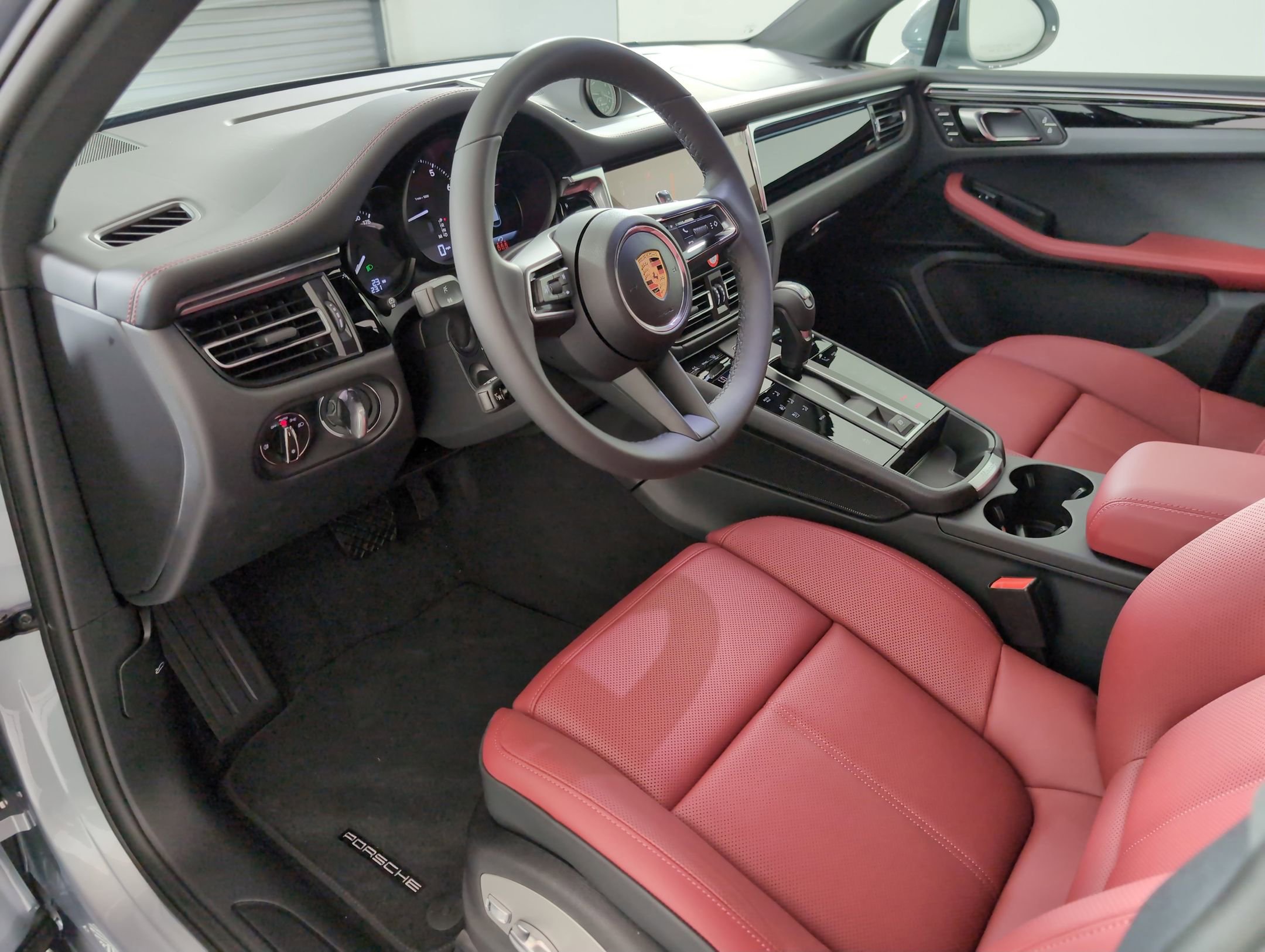 2025 Porsche Macan T photo 3