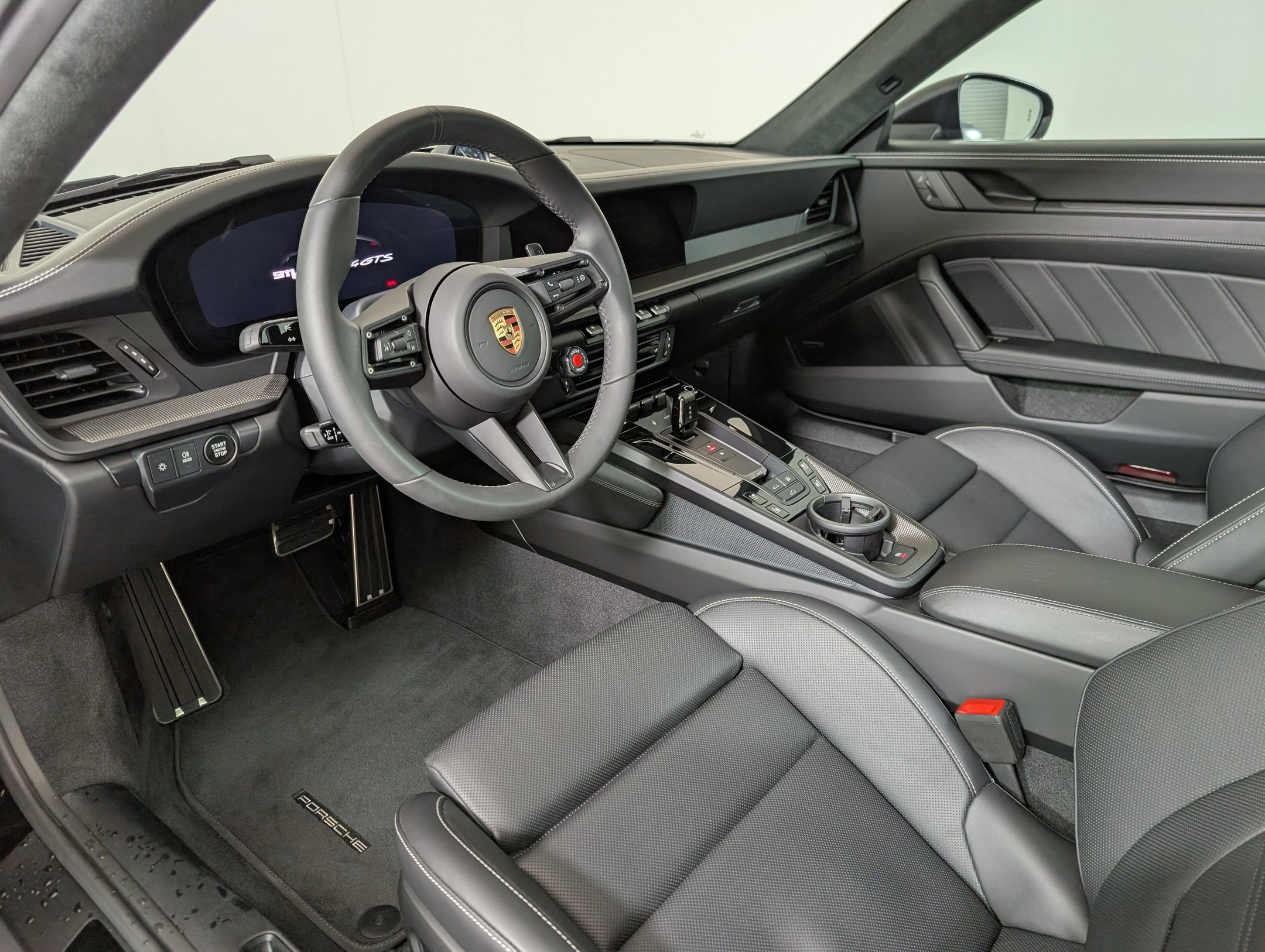 2025 Porsche 911 4 GTS photo 4