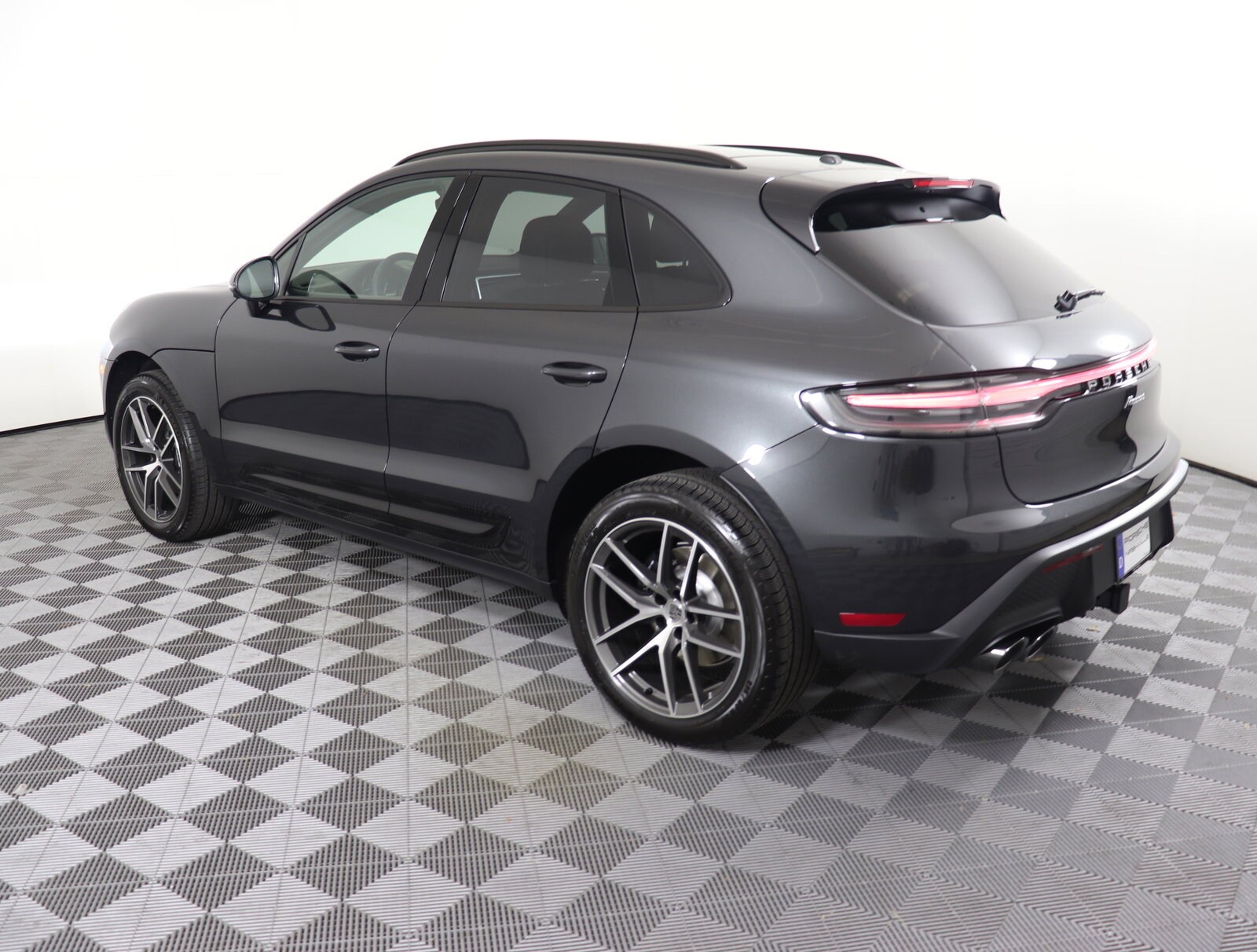 2025 Porsche Macan photo 3