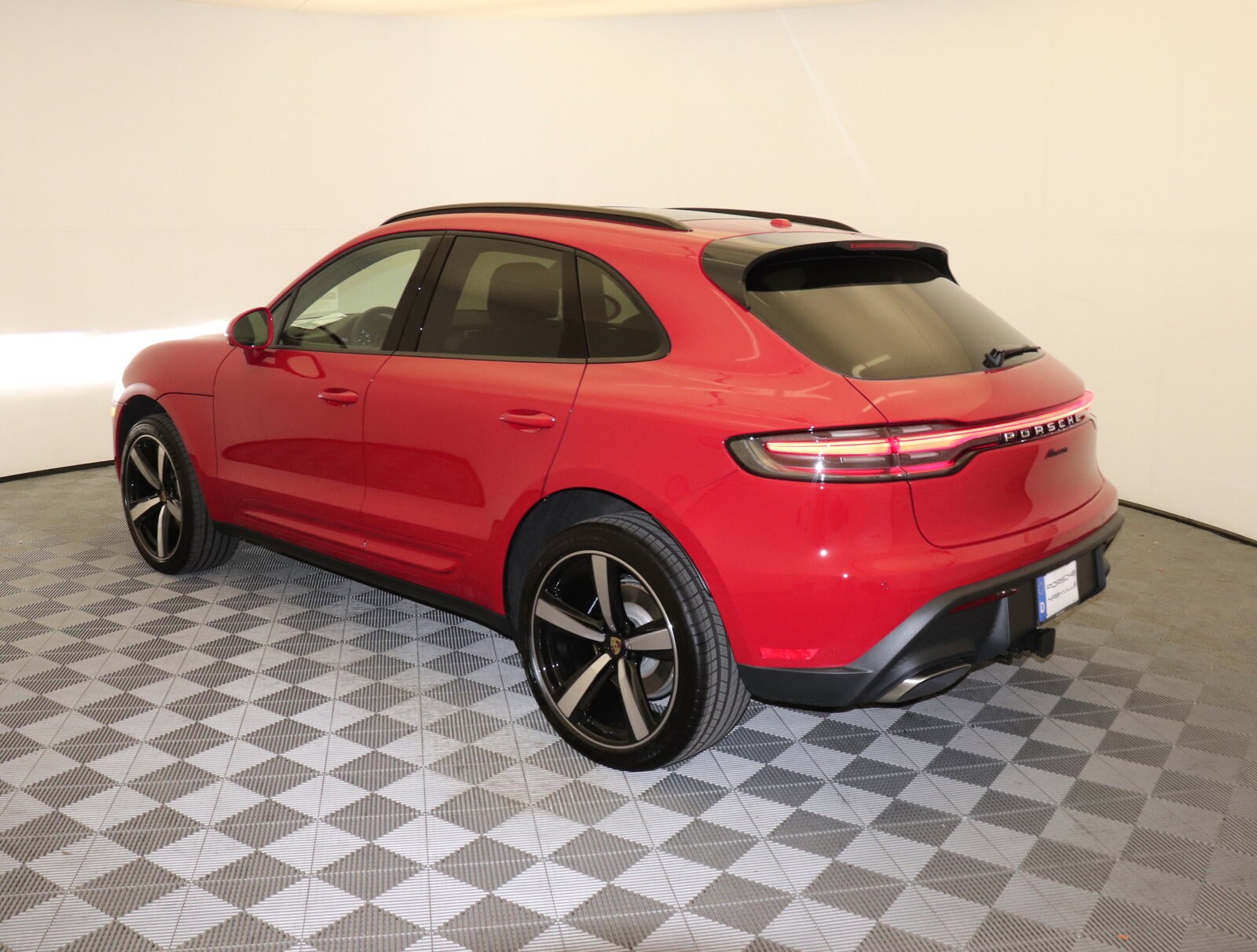 2025 Porsche Macan photo 3