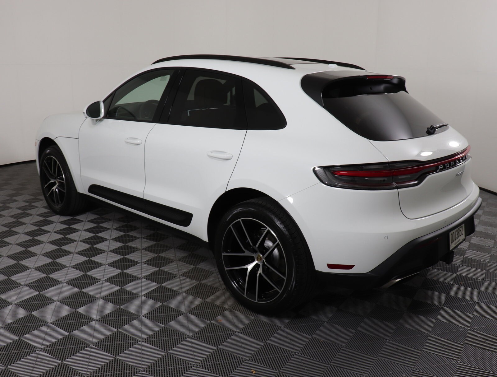 2025 Porsche Macan photo 3