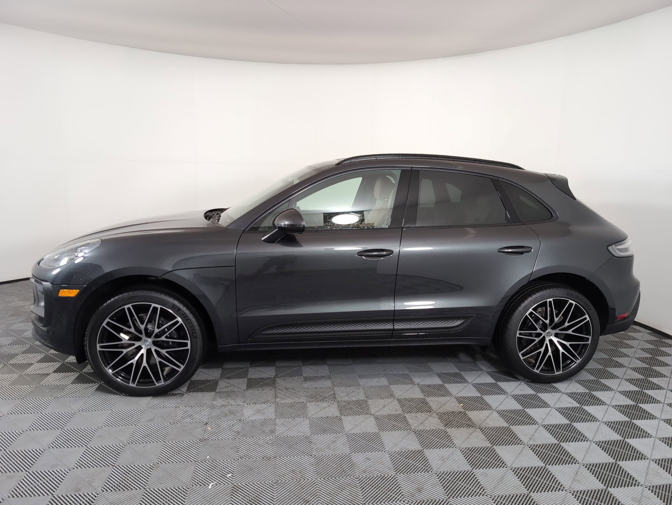 2026 Porsche Macan T photo 2