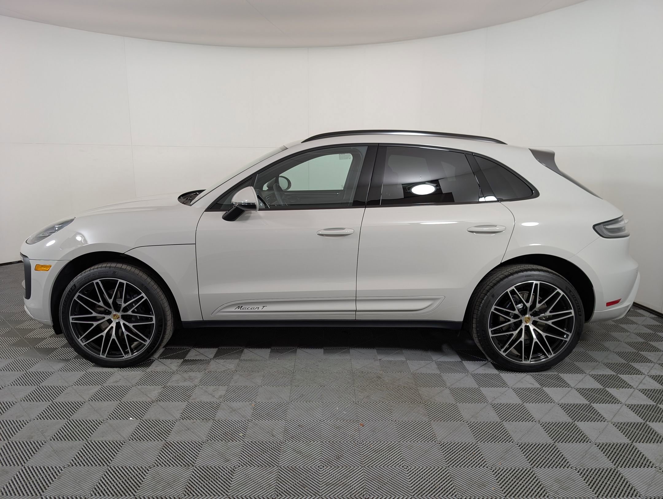 2026 Porsche Macan T photo 2