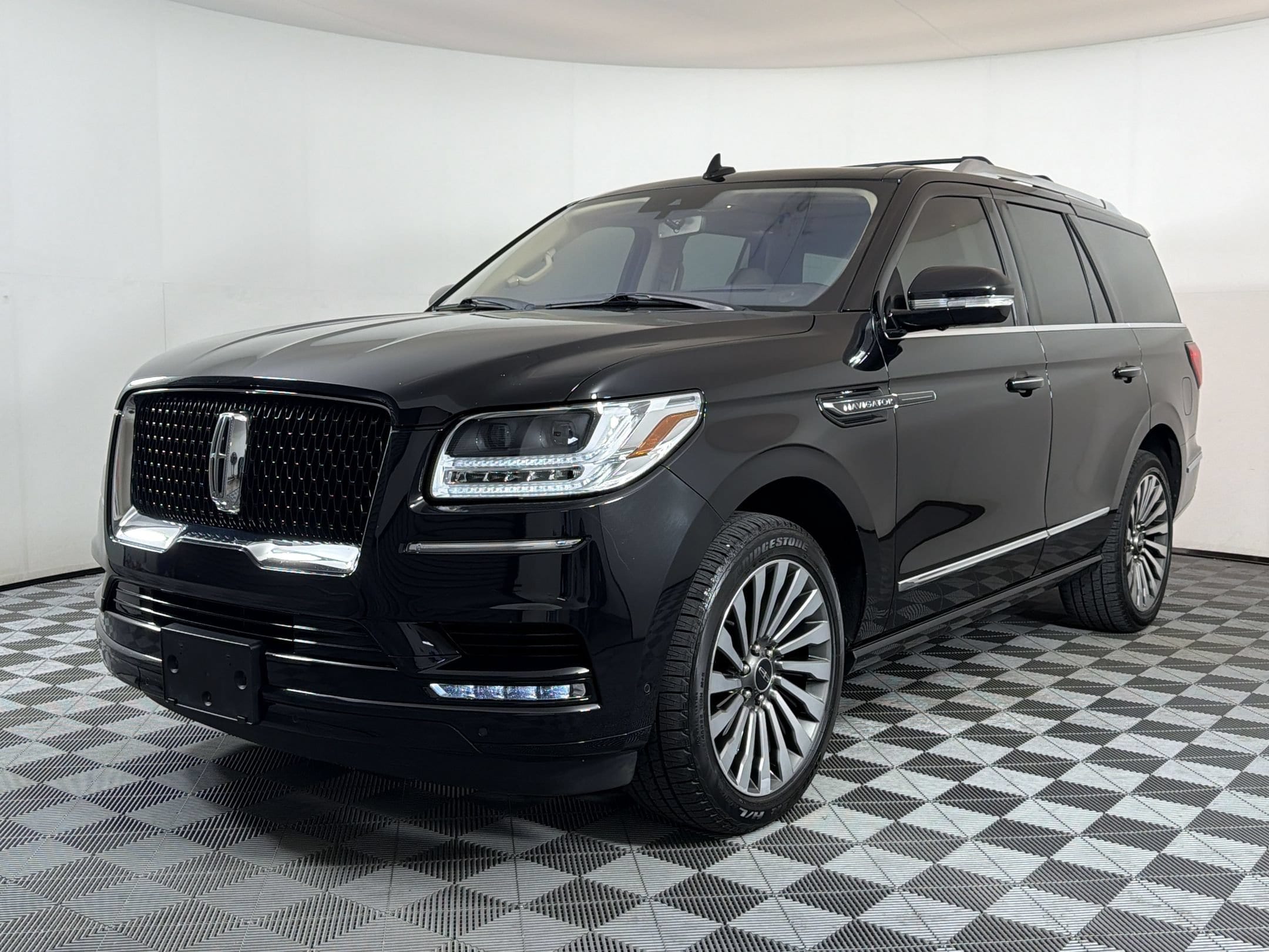 Navigator Reserve SUV