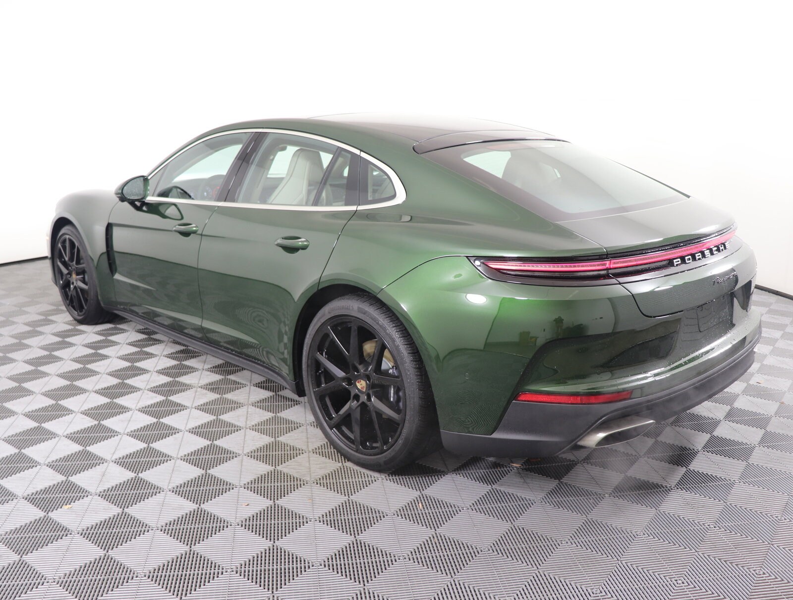2025 Porsche Panamera photo 3