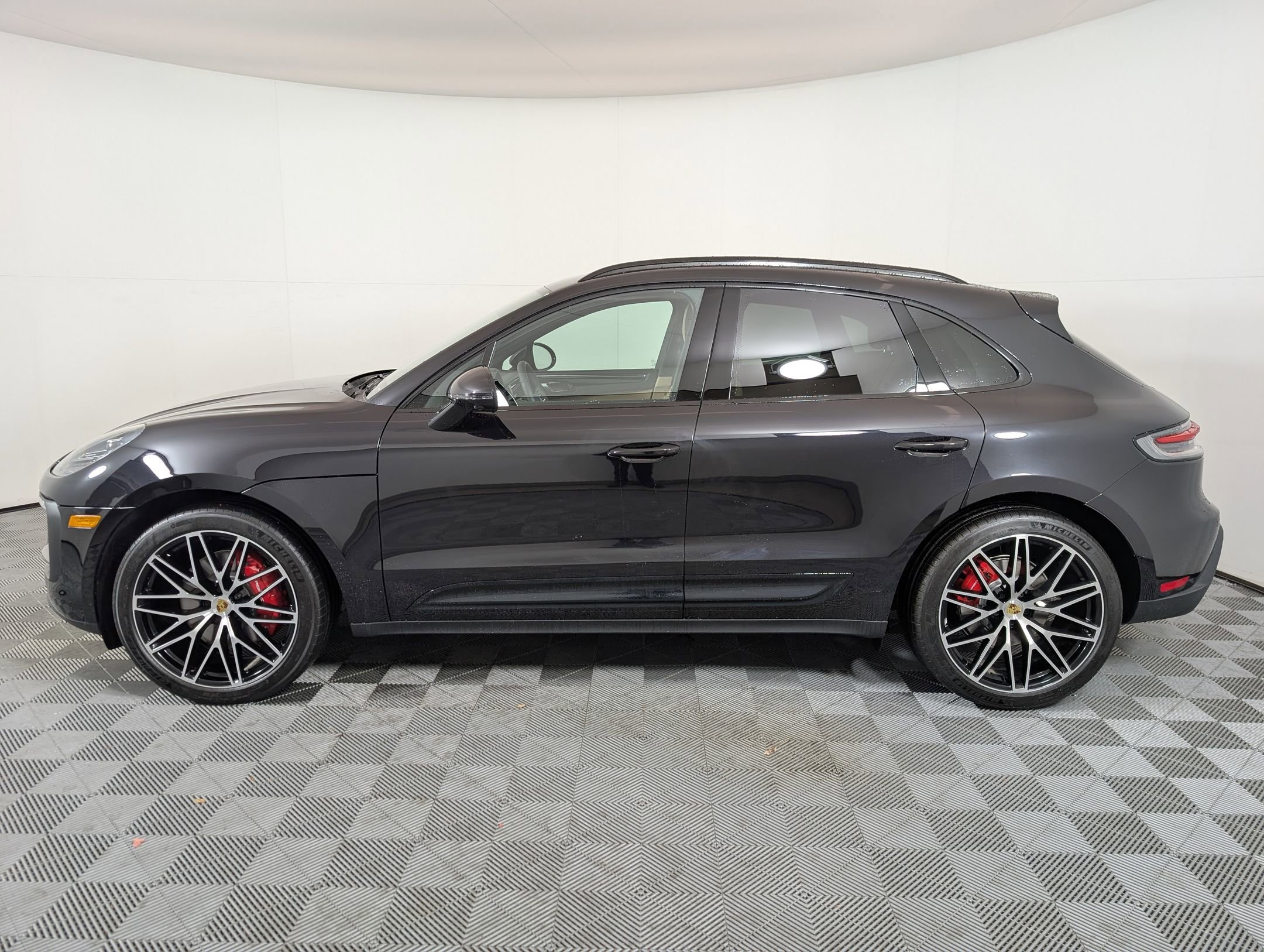 2026 Porsche Macan S photo 2