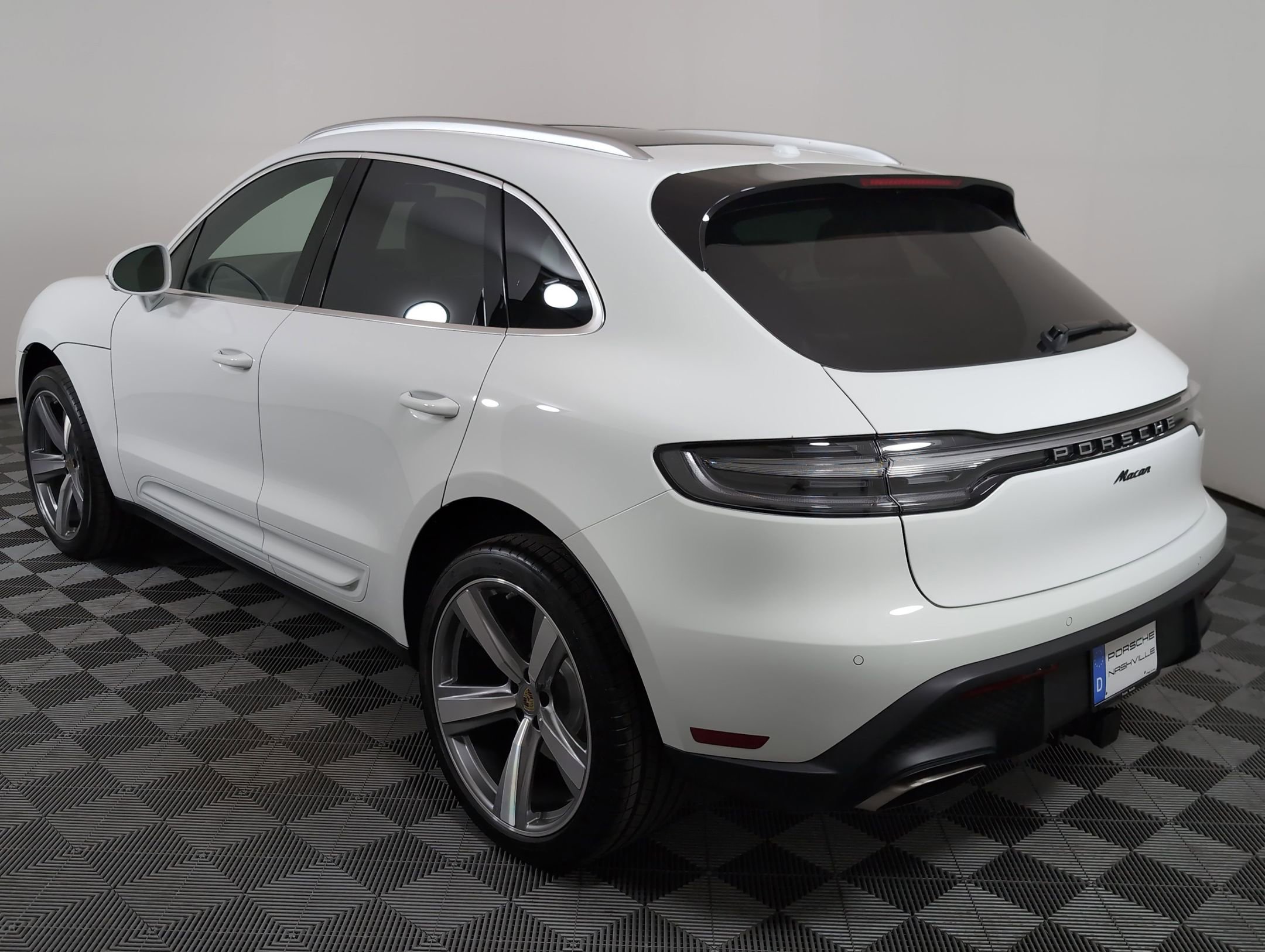 2025 Porsche Macan T photo 3
