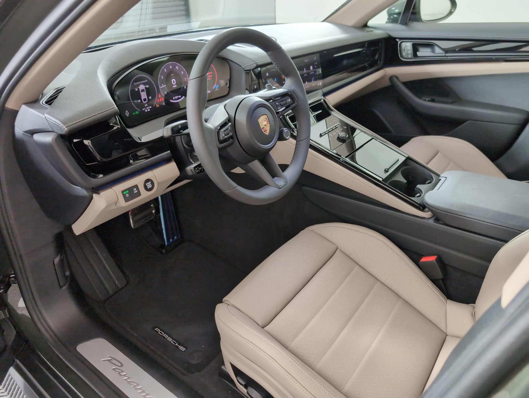 2025 Porsche Panamera 4 photo 3