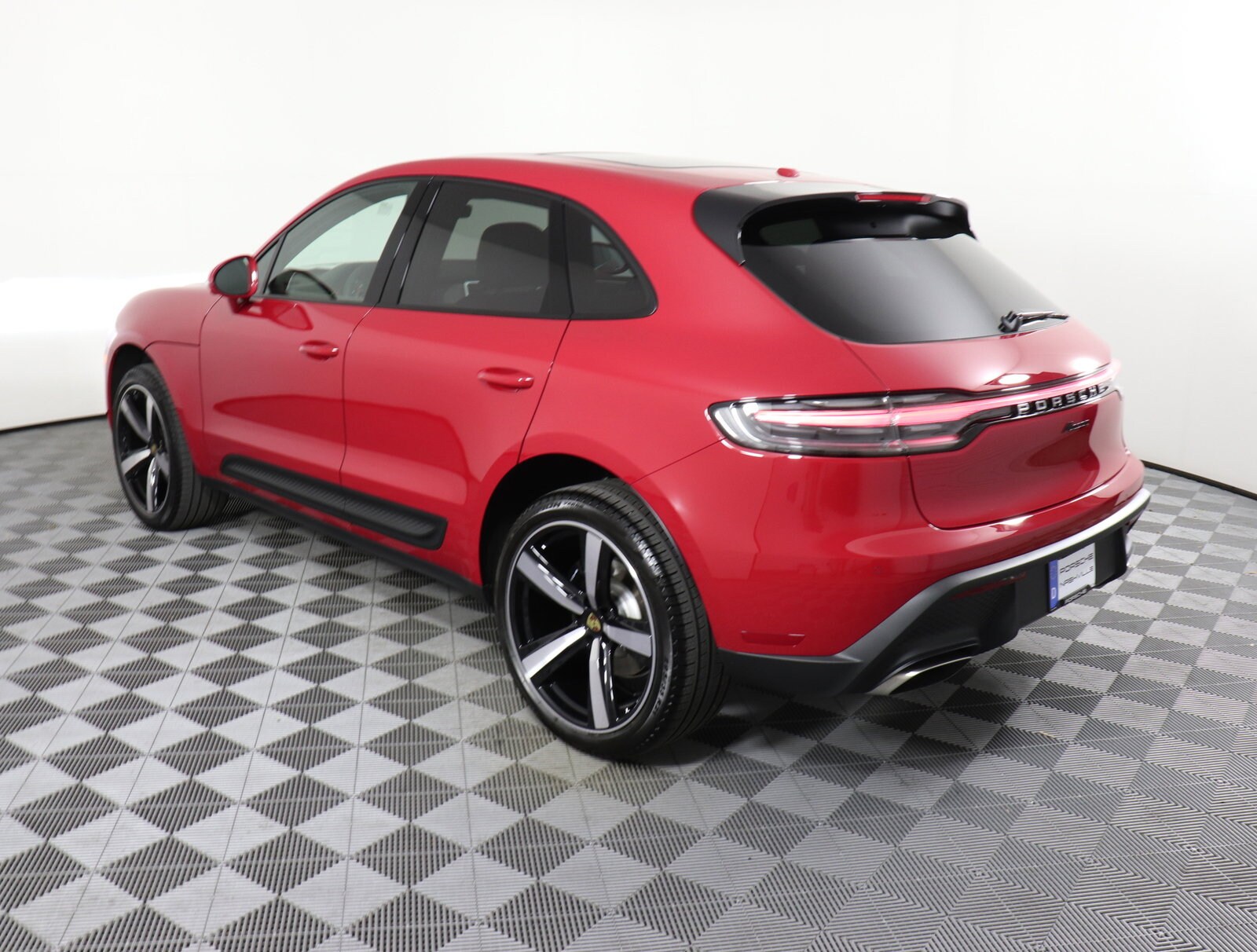 2024 Porsche Macan photo 3