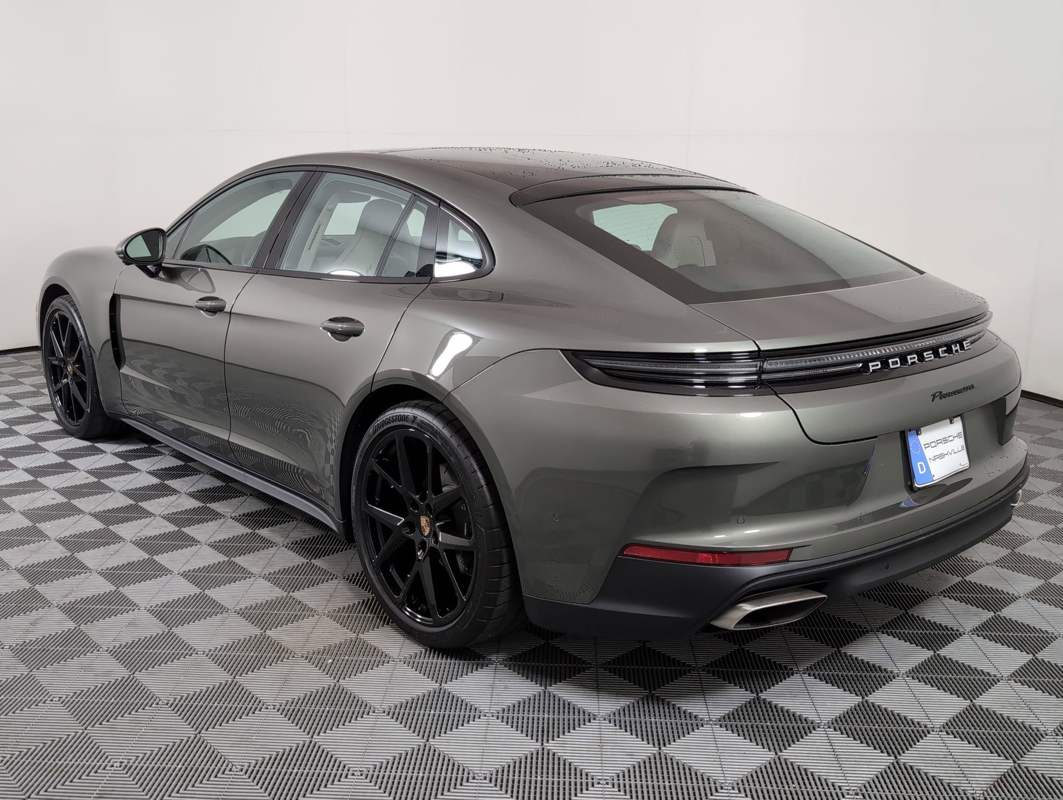 2025 Porsche Panamera 4 photo 2