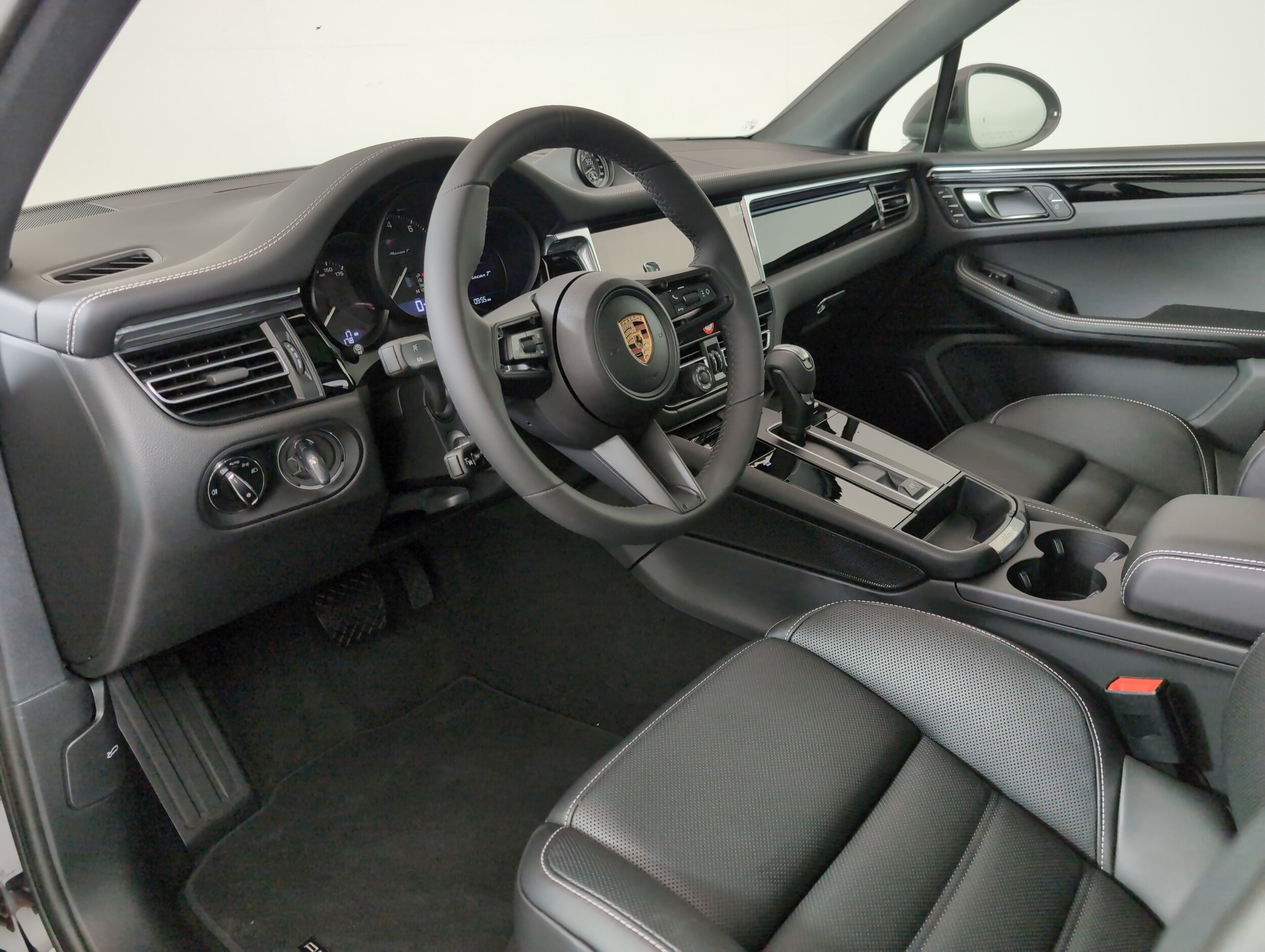 2025 Porsche Macan T photo 4