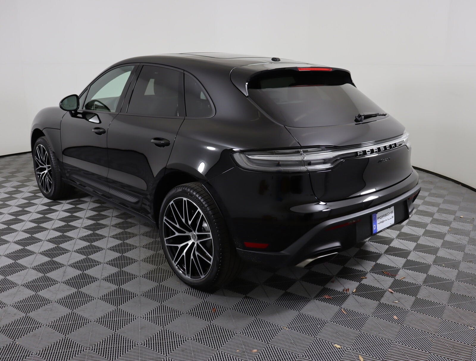 2025 Porsche Macan photo 3