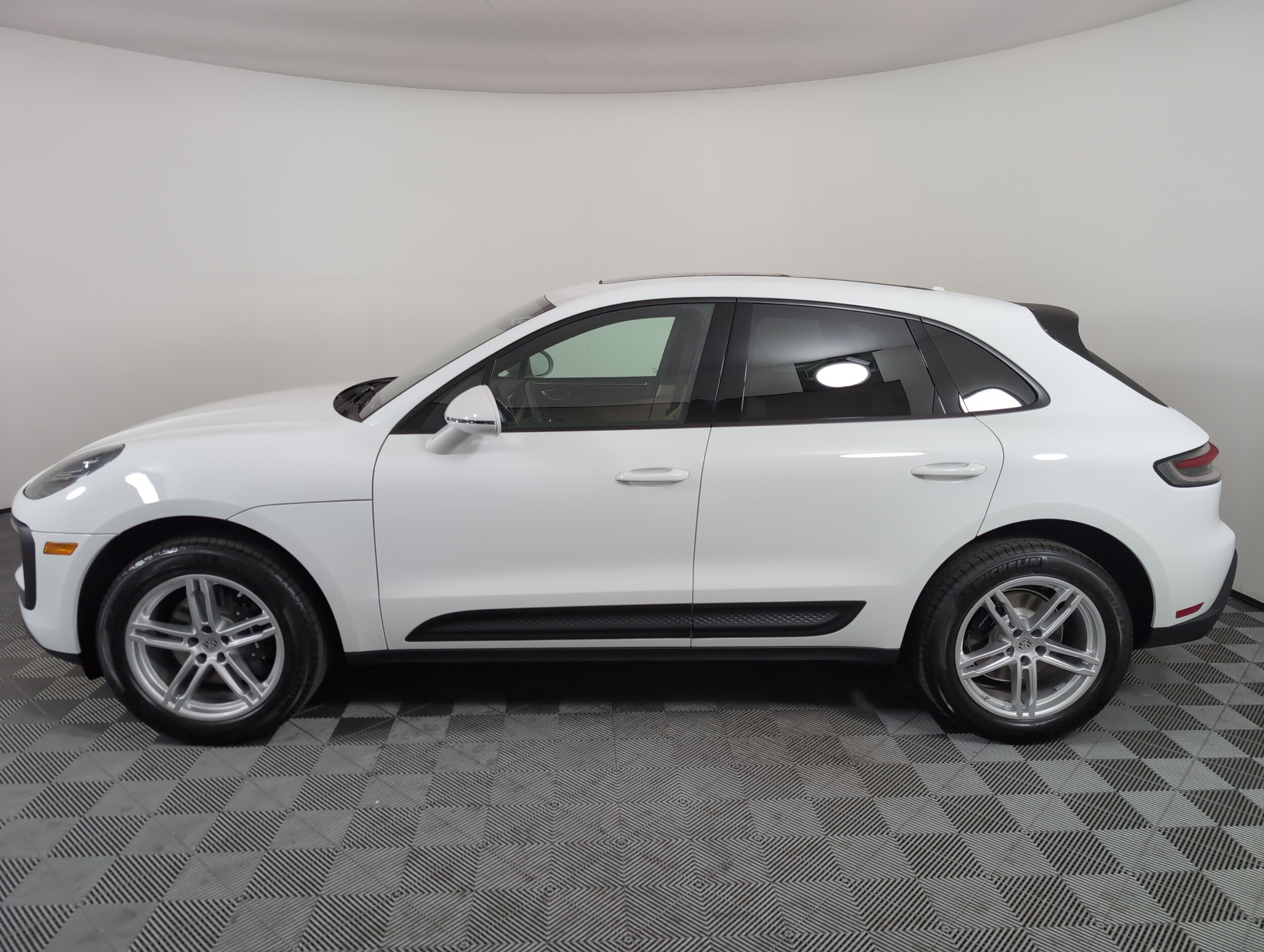 2025 Porsche Macan T photo 2