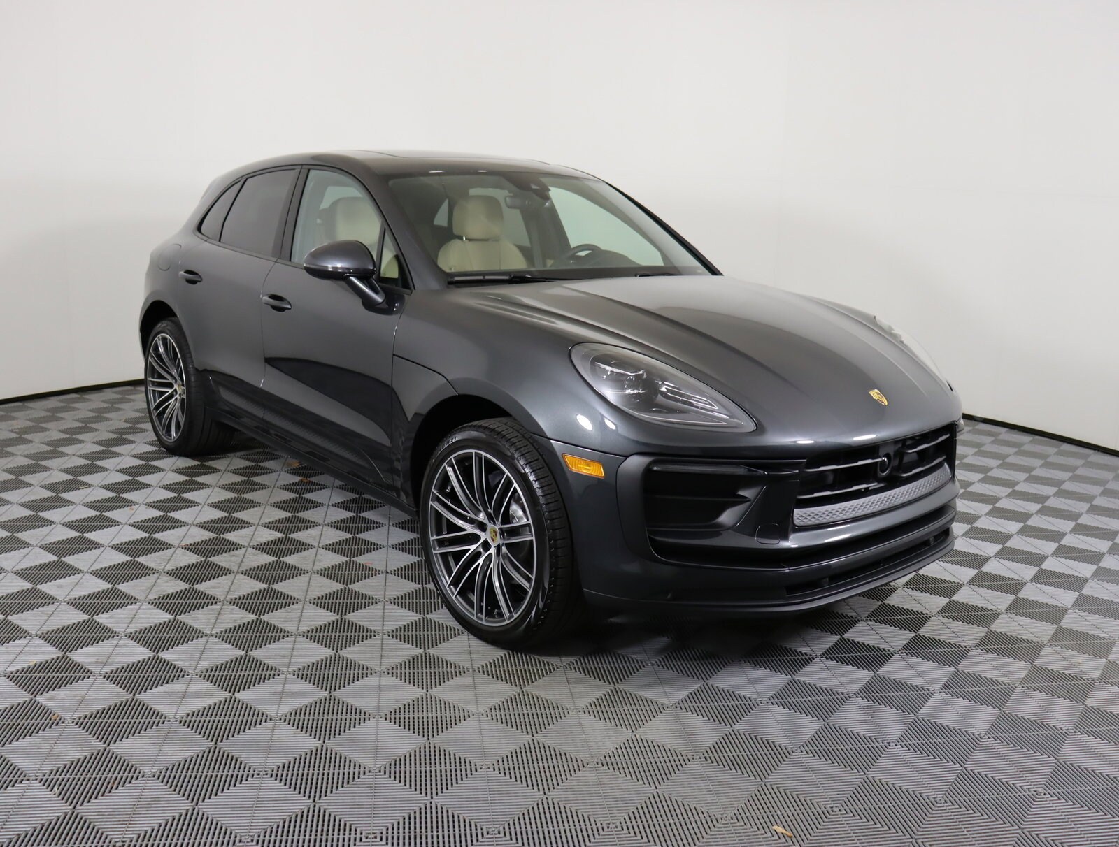 2025 Porsche Macan photo 3